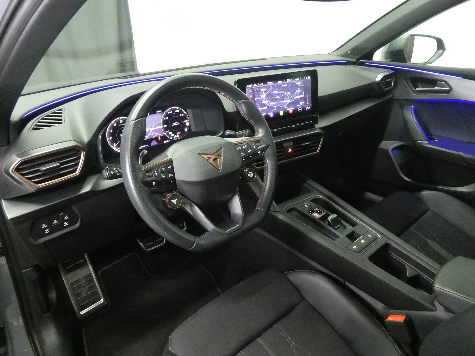 CUPRA LEON ST 2.0 TSI VZ DSG 4Drive - Panorama - Navi - BREMBO - Beats - Sportsitze - Kamera - 310 PS-image-8