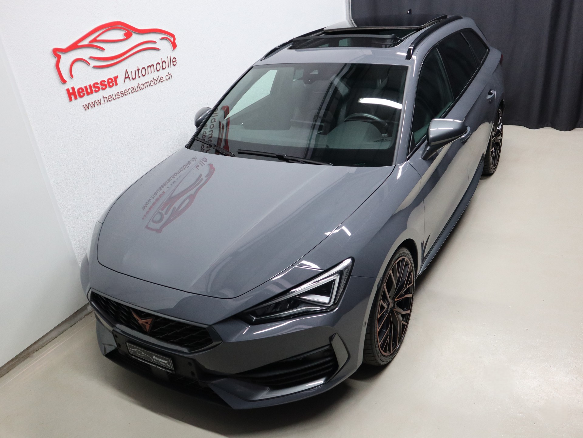 CUPRA LEON ST 2.0 TSI VZ DSG 4Drive - Panorama - Navi - BREMBO - Beats - Sportsitze - Kamera - 310 PS-showroom-element-2