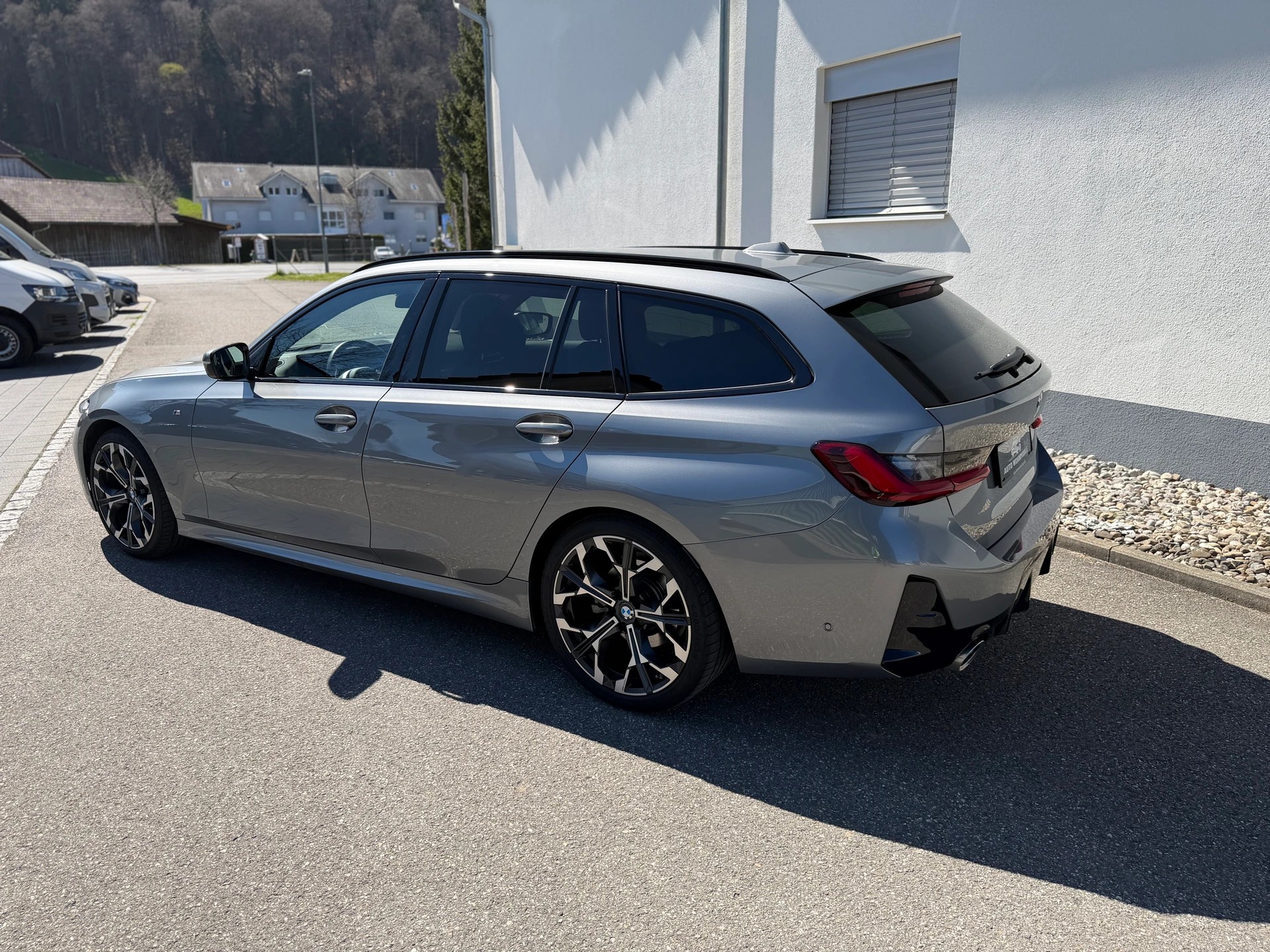 BMW 320d xDrive 48V Touring Steptronic M Sport-image-12