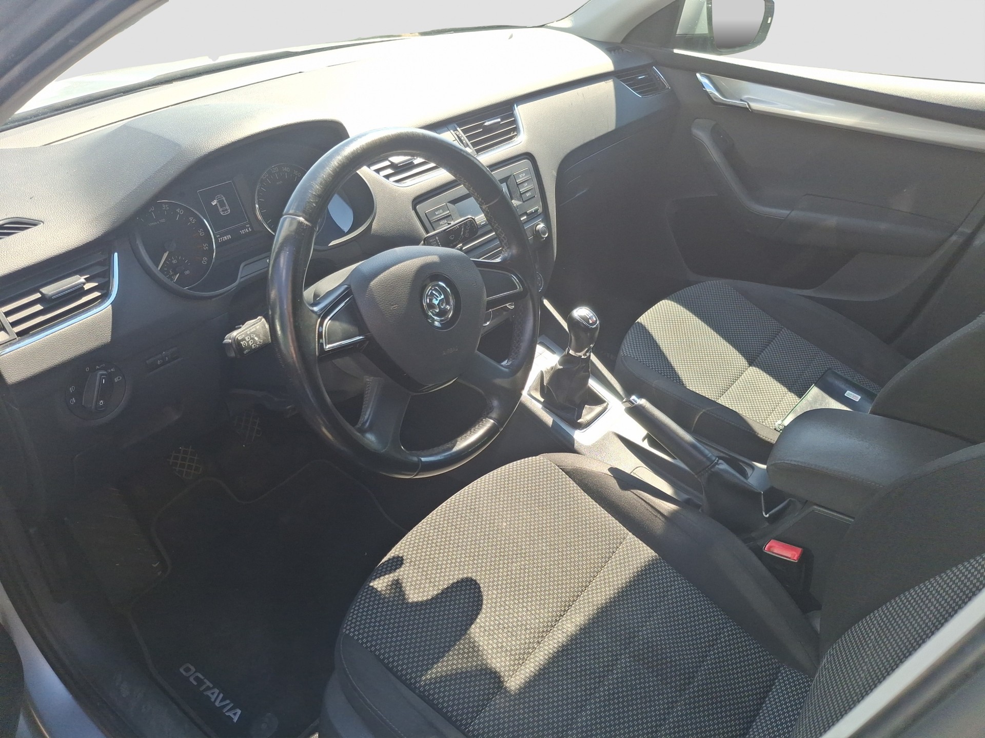 SKODA Octavia Combi 1.6 TDI Elegance 4x4-image-6