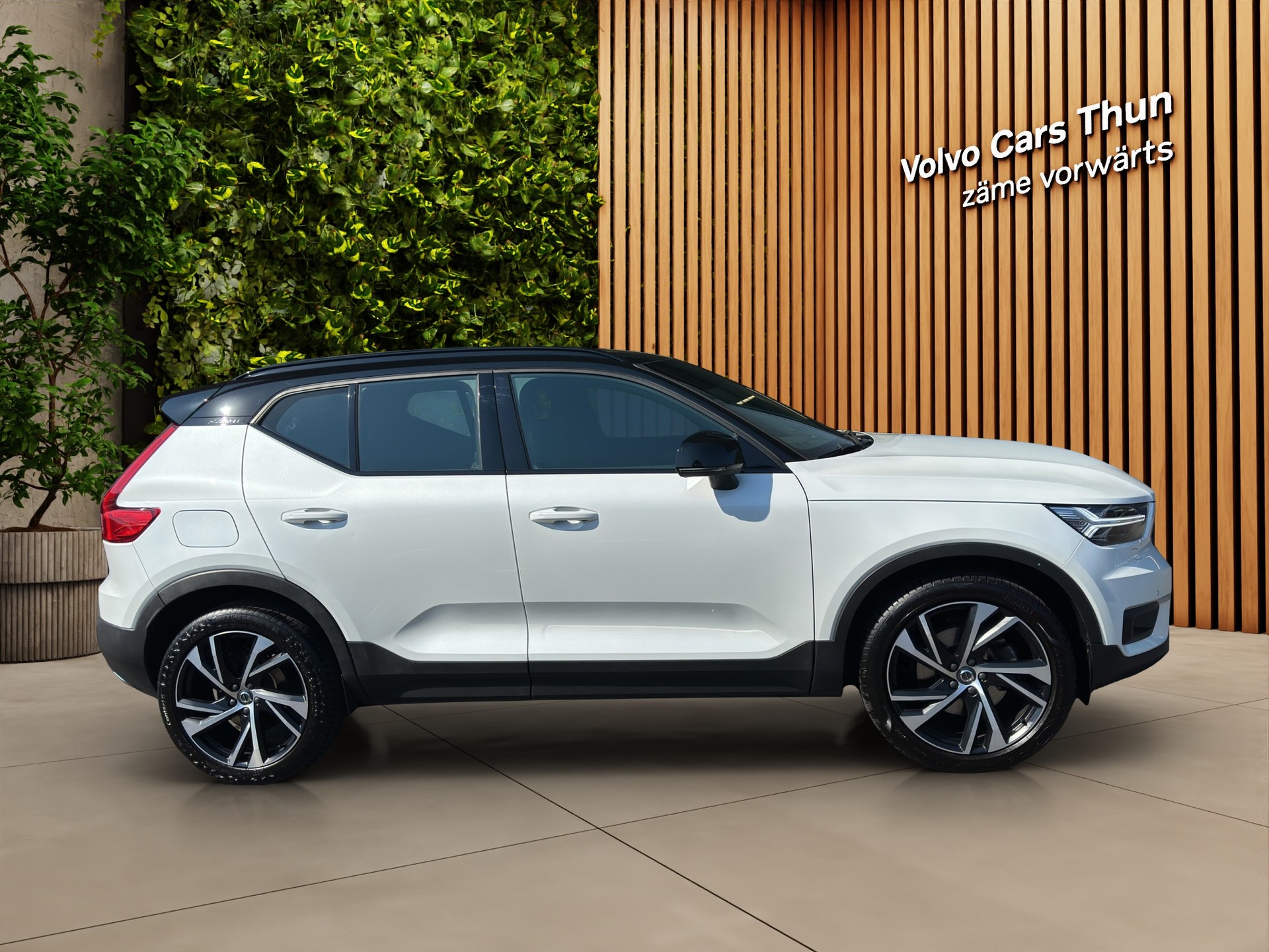 VOLVO XC40 2.0 T4 R-Design AWD-showroom-element-3