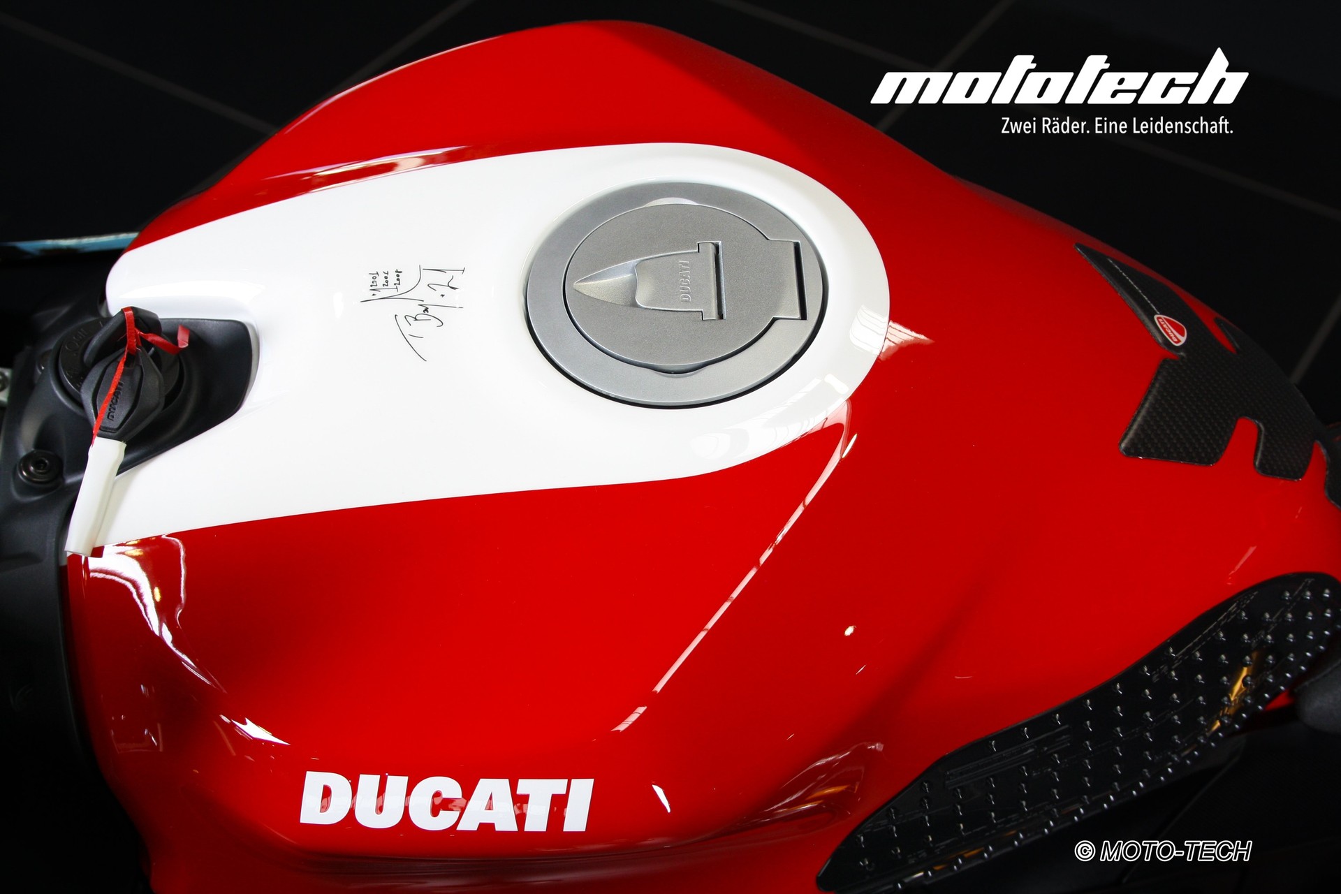DUCATI Panigale V2 Bayliss 1st Champion 20th Anniversary-image-10