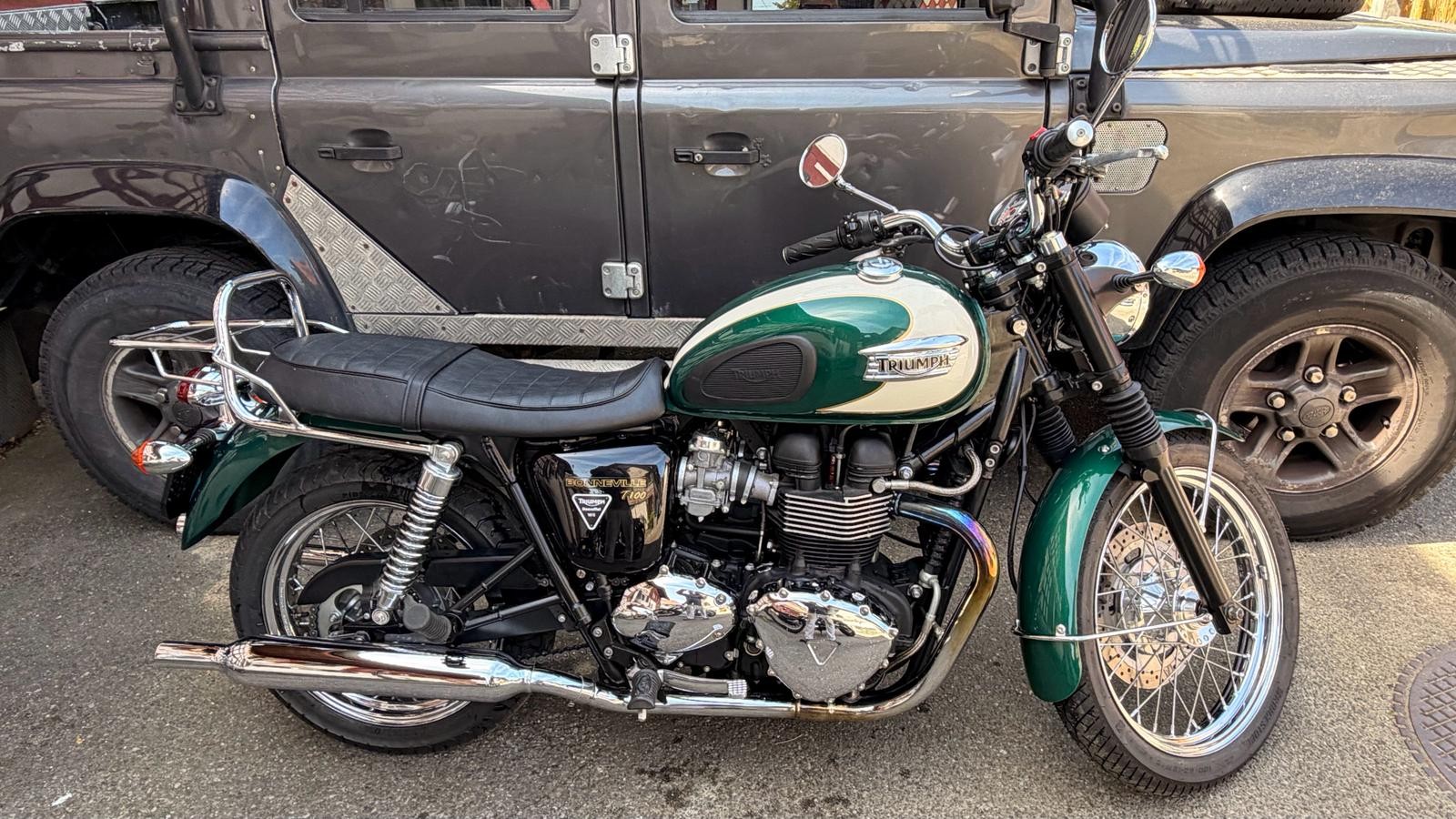 TRIUMPH Bonneville 900 i-image-1
