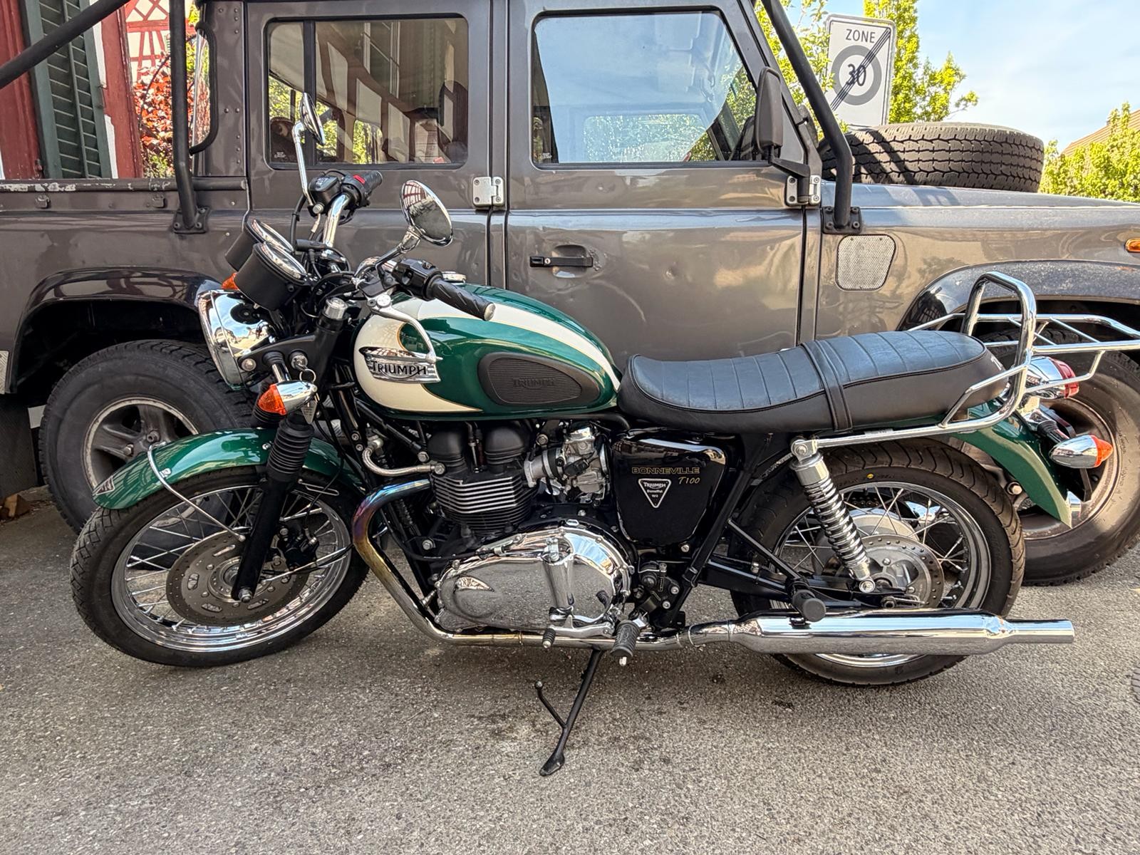 TRIUMPH Bonneville 900 i-image-0