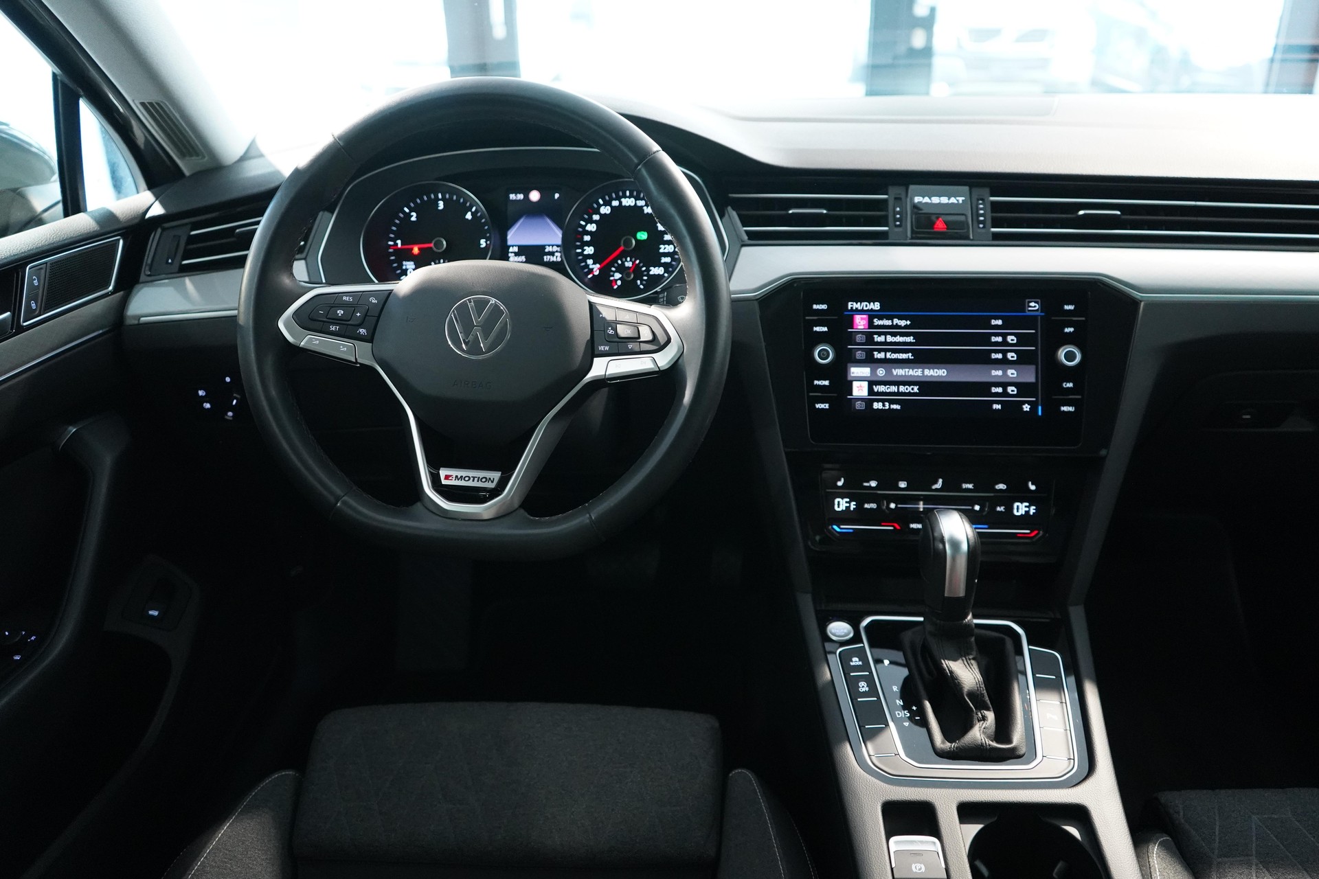 VW Passat Variant 2.0 TDI 200 Business DSG 4m-image-6