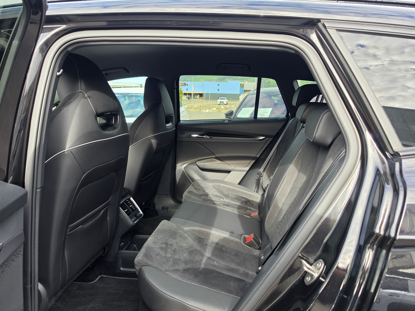 SKODA Enyaq iV 80x SportLine-image-8
