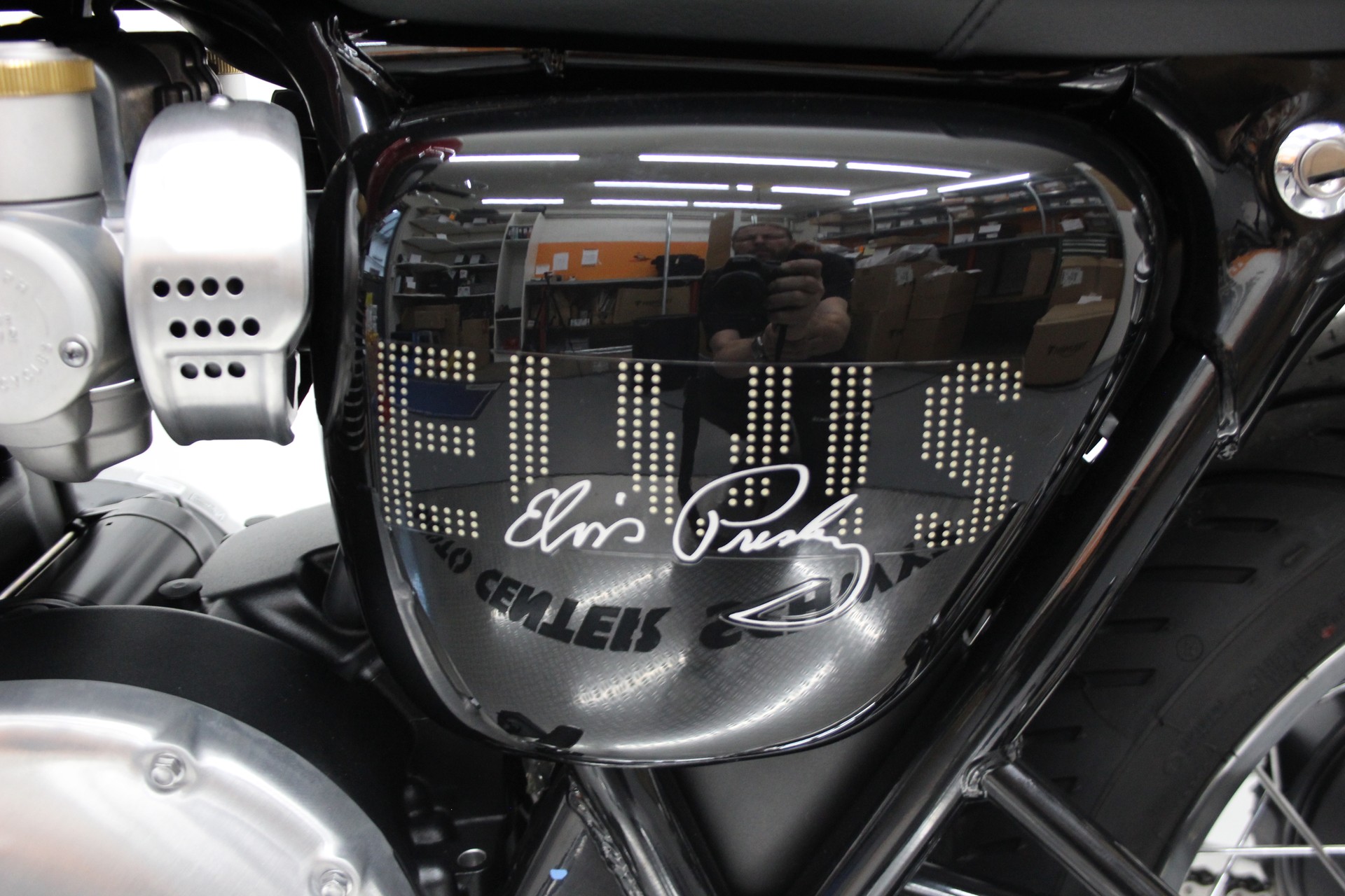 TRIUMPH Bonneville T120 Elvis Edition-image-6