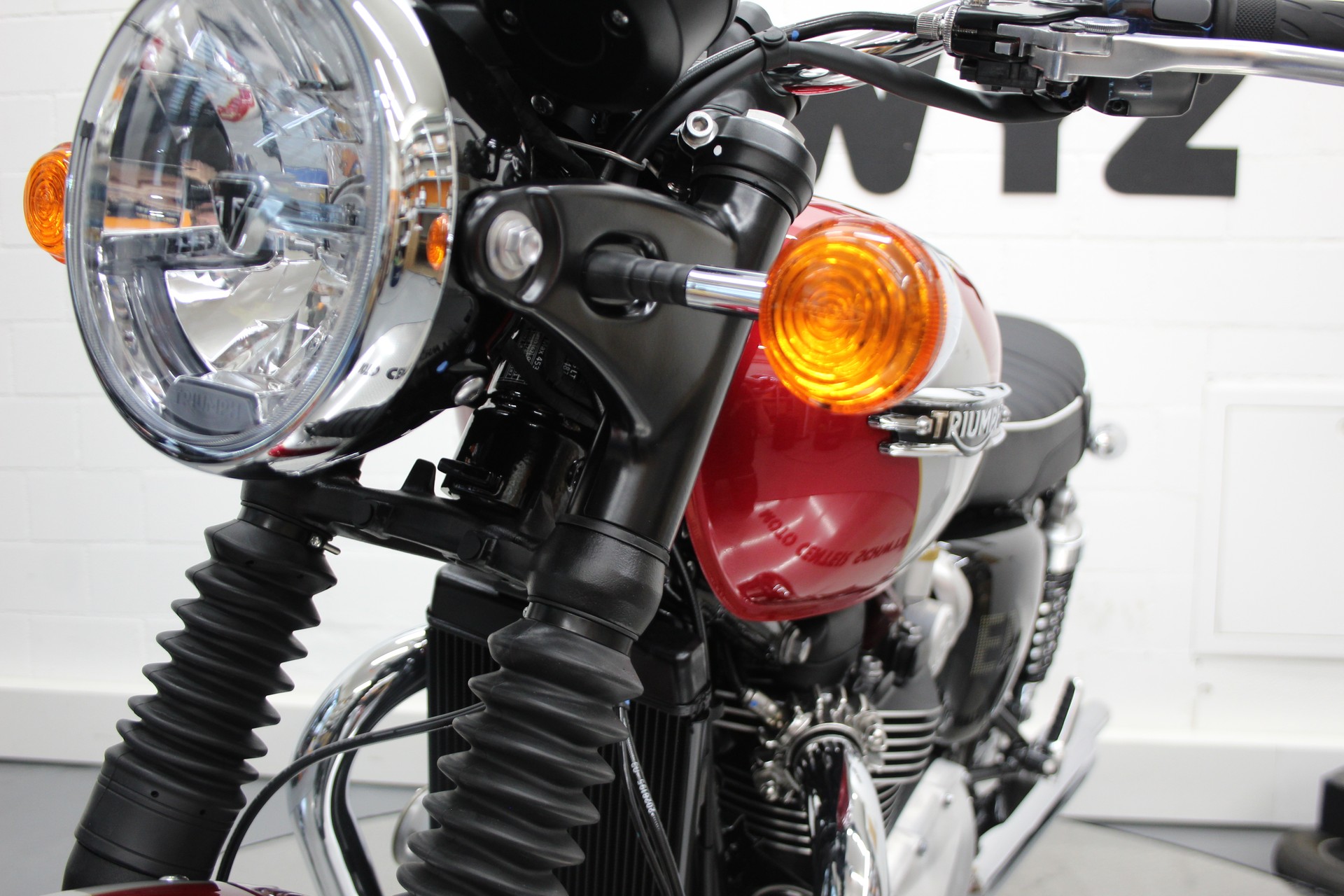 TRIUMPH Bonneville T120 Elvis Edition-image-5