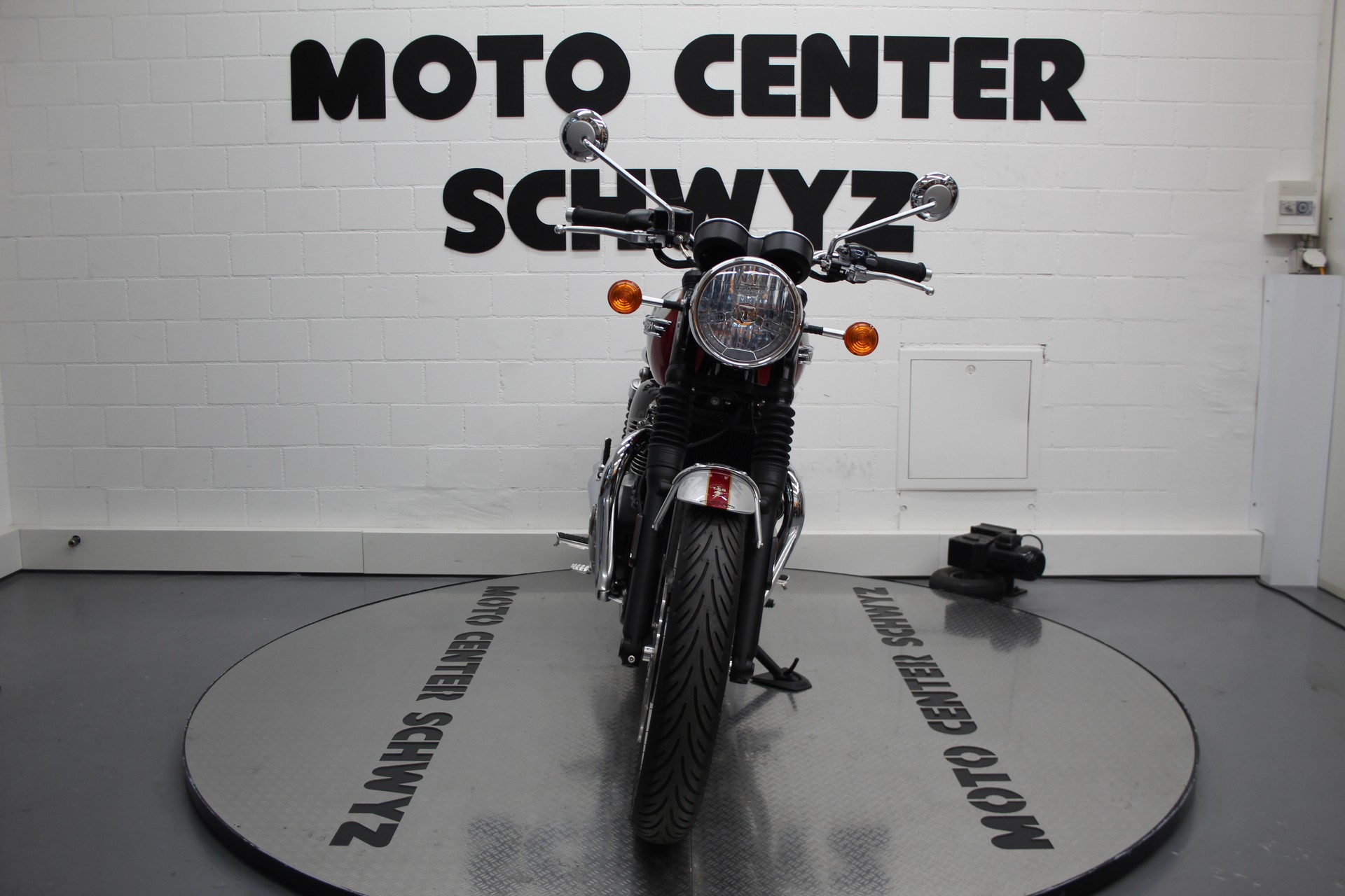 TRIUMPH Bonneville T120 Elvis Edition-image-2