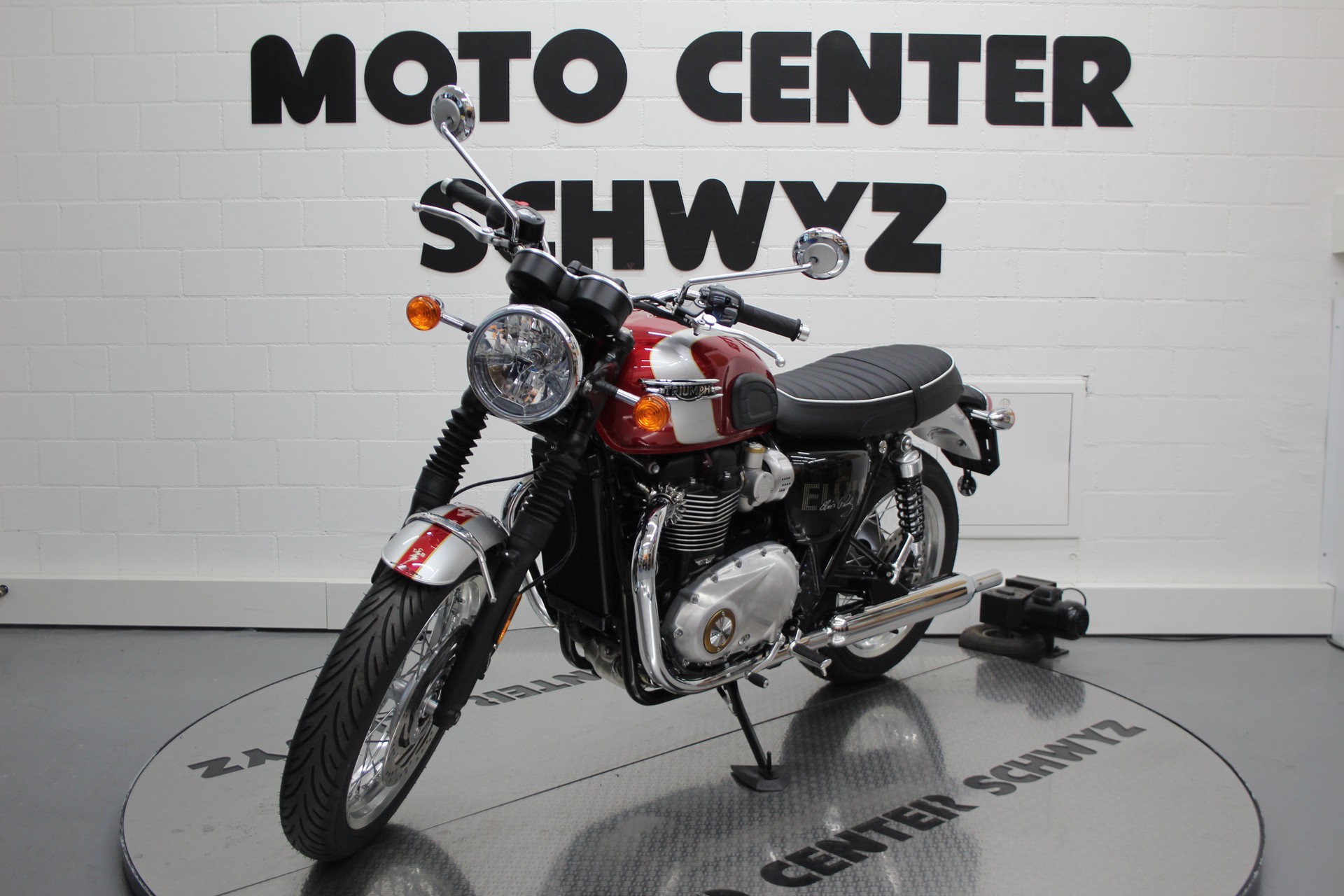 TRIUMPH Bonneville T120 Elvis Edition-image-3