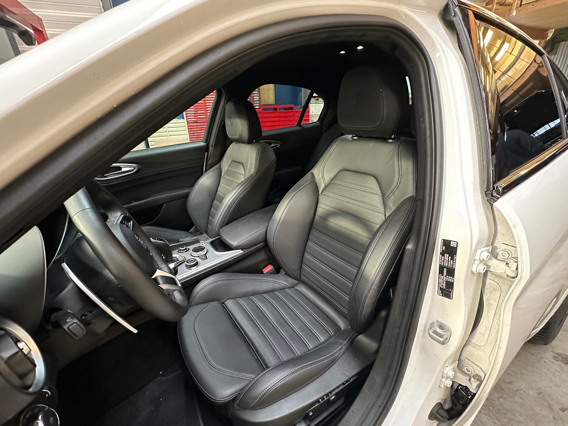 ALFA ROMEO Giulia 2.0 Veloce Pack Premium Q4 AT8-showroom-element-3
