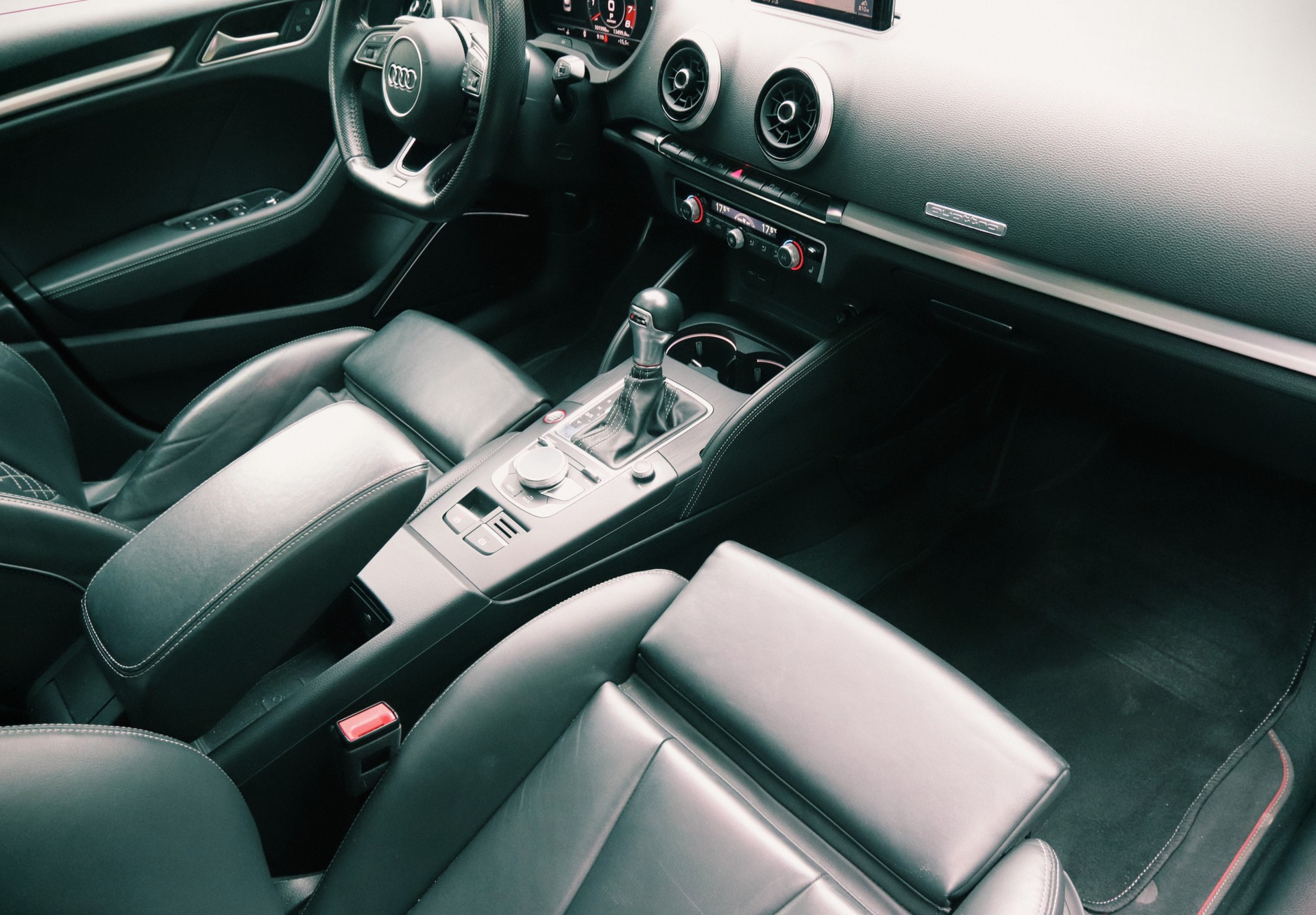 AUDI S3 Sportback 2.0 TFSI quattro S-tronic-image-23