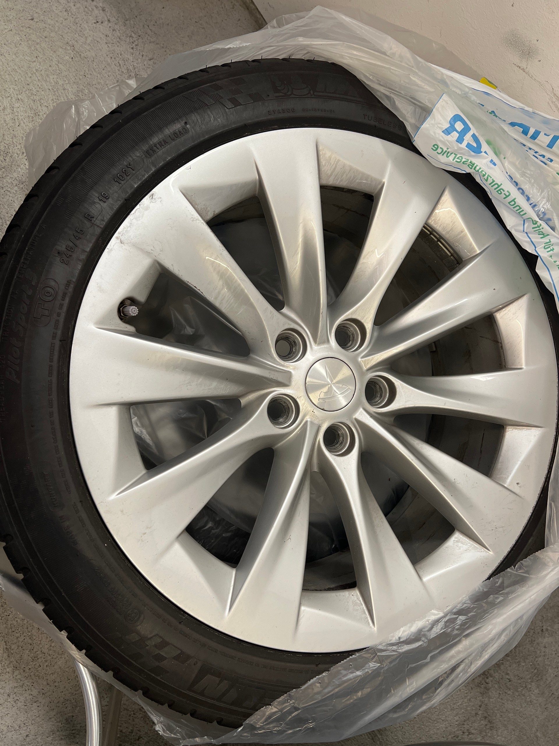 TESLA Model S 75-image-16