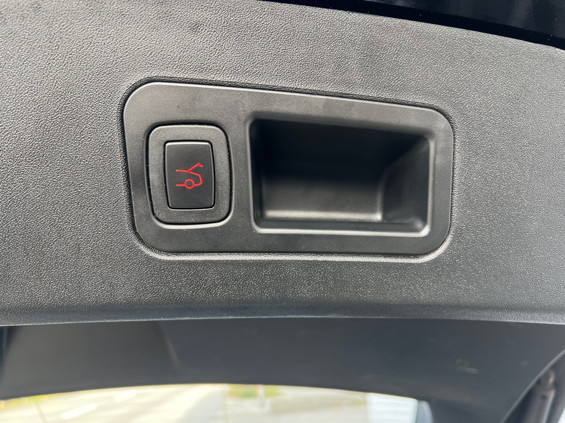 TESLA Model S 75-image-15