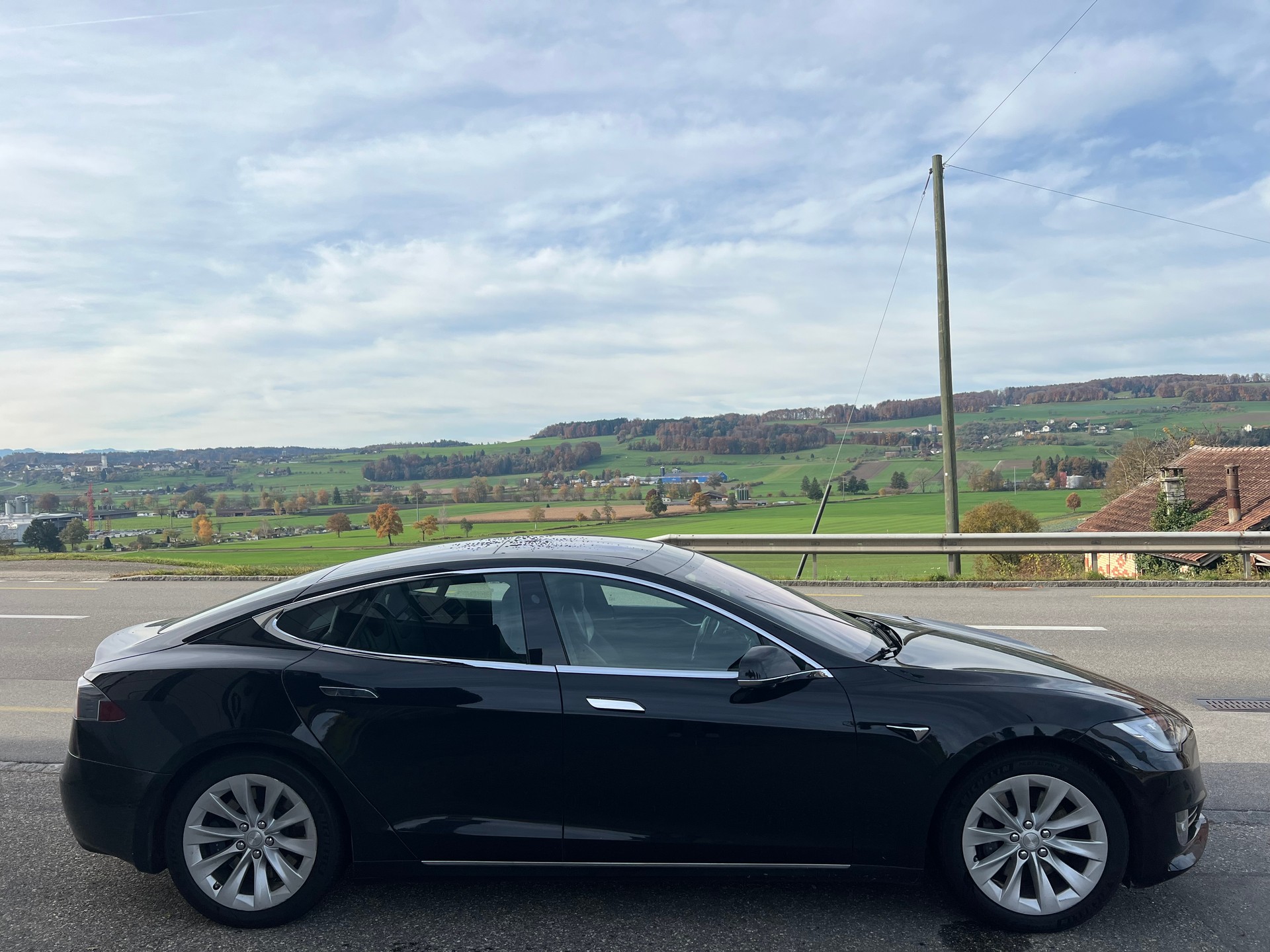 TESLA Model S 75-showroom-element-3