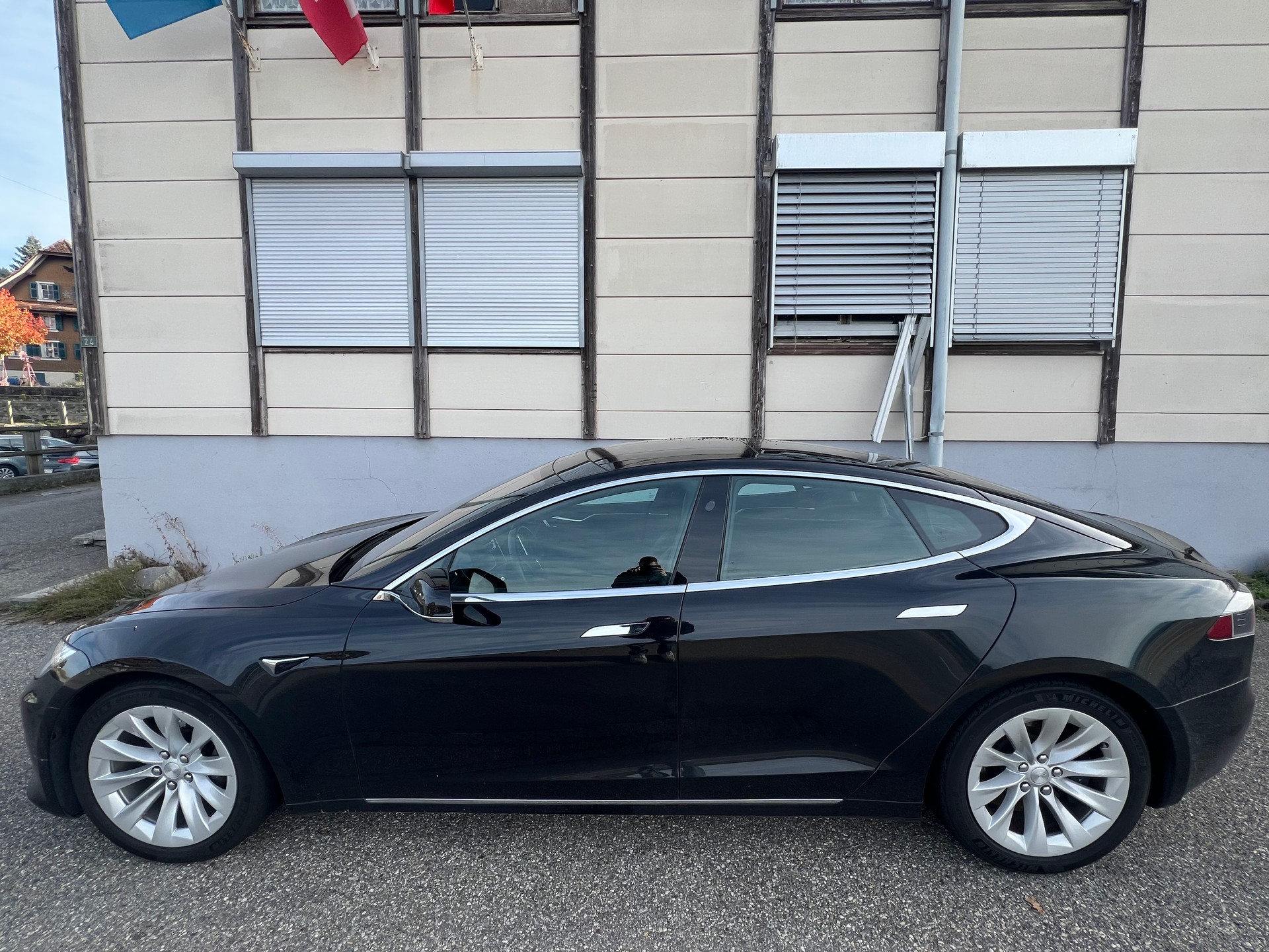 TESLA Model S 75-image-7