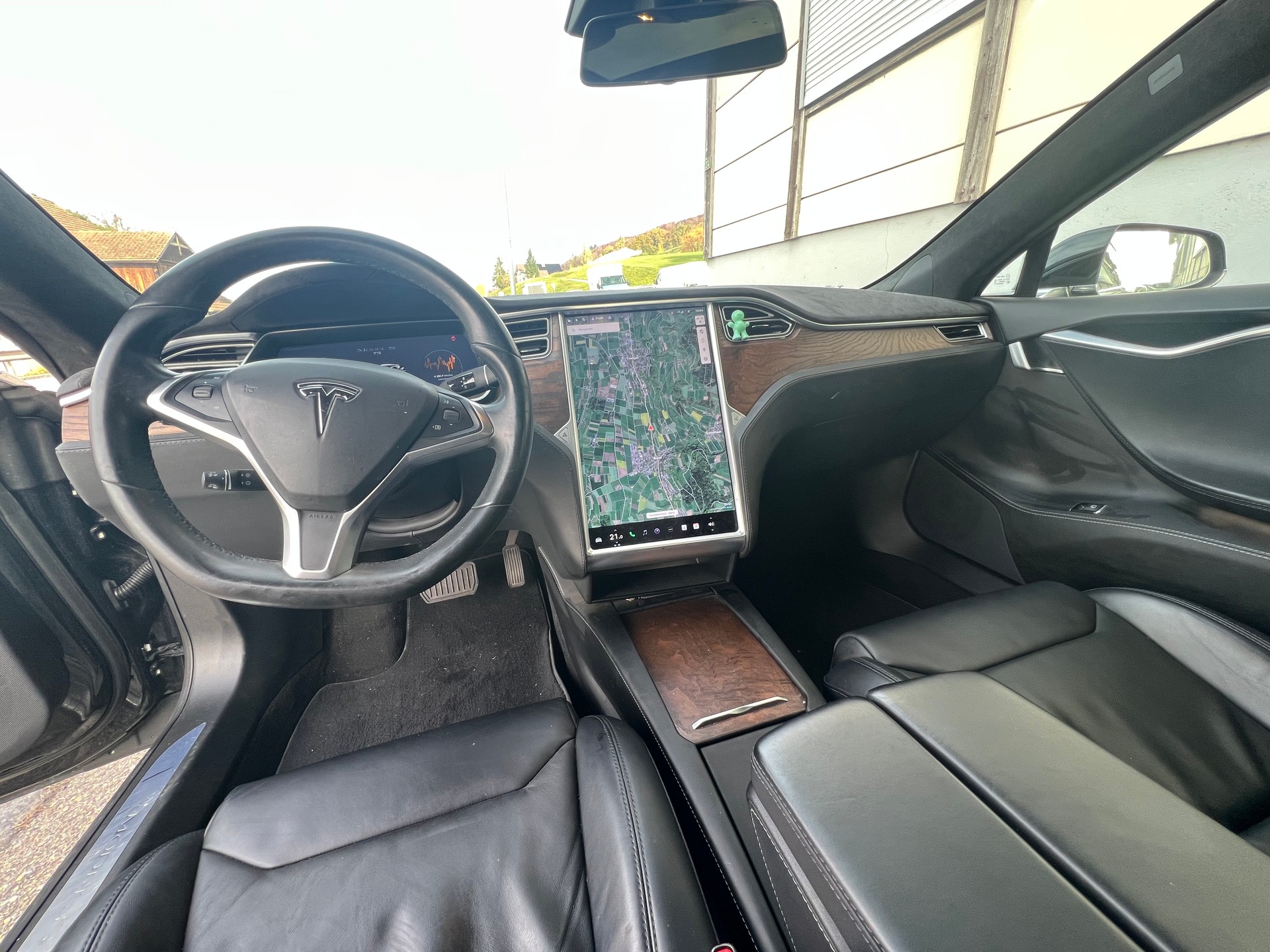TESLA Model S 75-image-9