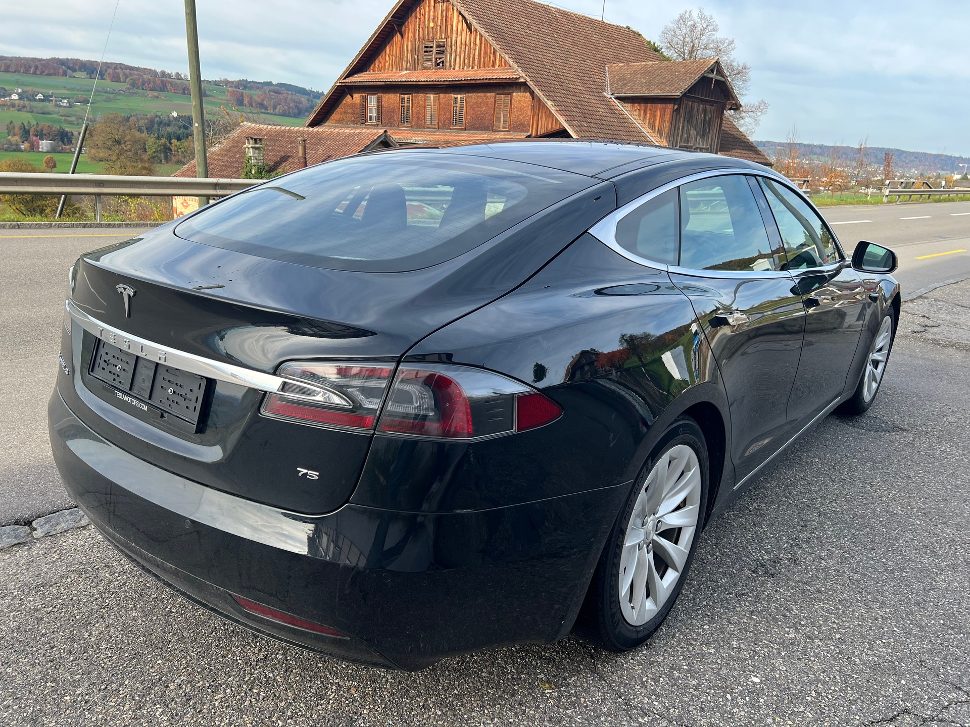 TESLA Model S 75-image-6