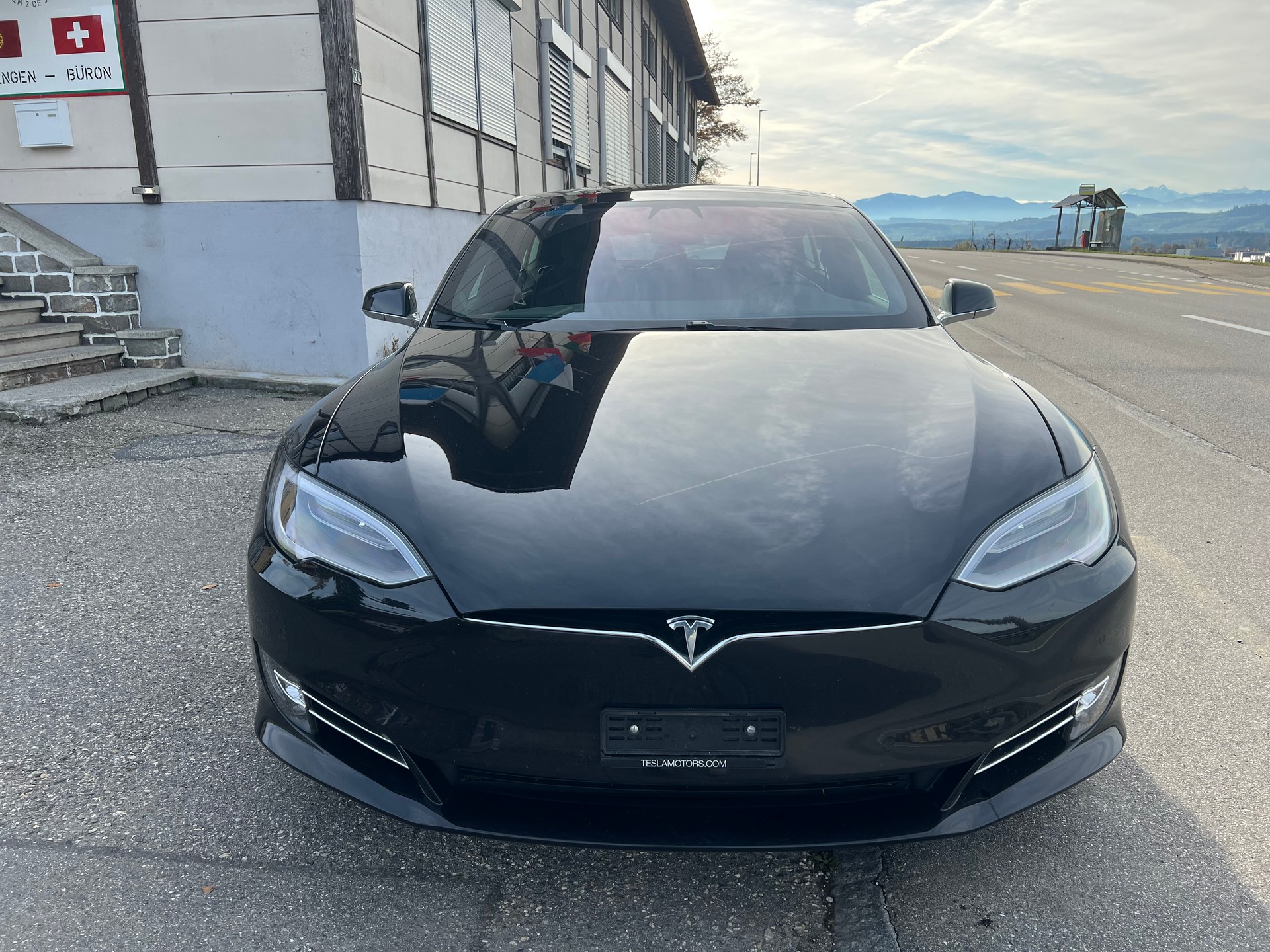 TESLA Model S 75-showroom-element-1
