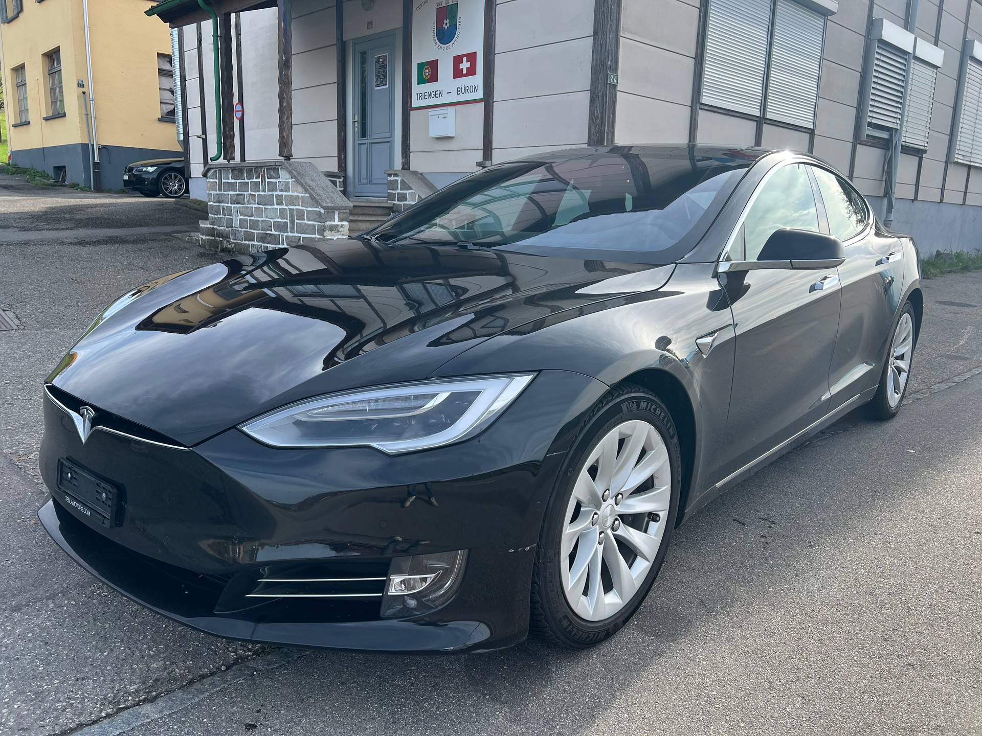 TESLA Model S 75-showroom-element-2