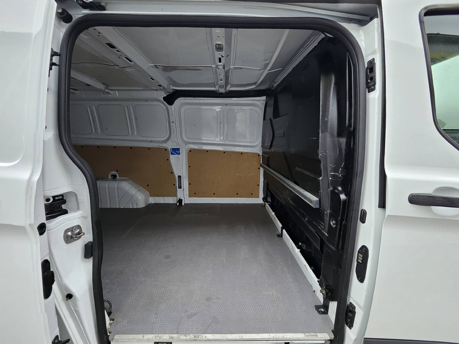 FORD Transit Custom Van 320 L2 2.0 TDCi 130 Trend * Nutzlast von 1'066KG * Anhängelast von 2'800KG *-image-9