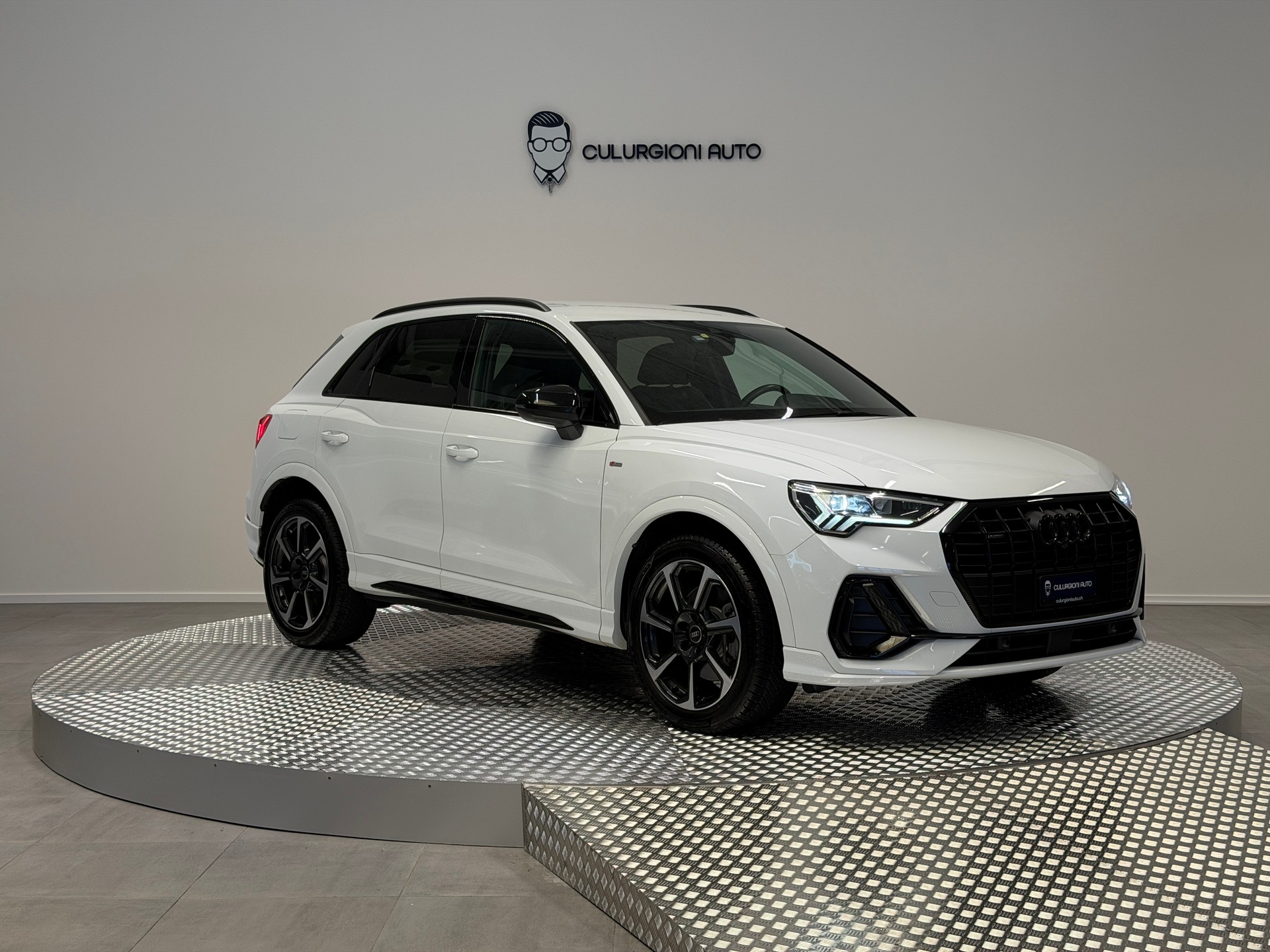 AUDI Q3 40 TDI S line quattro S-tronic-showroom-element-2
