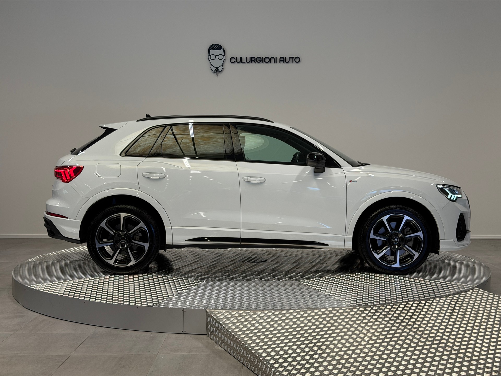 AUDI Q3 40 TDI S line quattro S-tronic-showroom-element-3