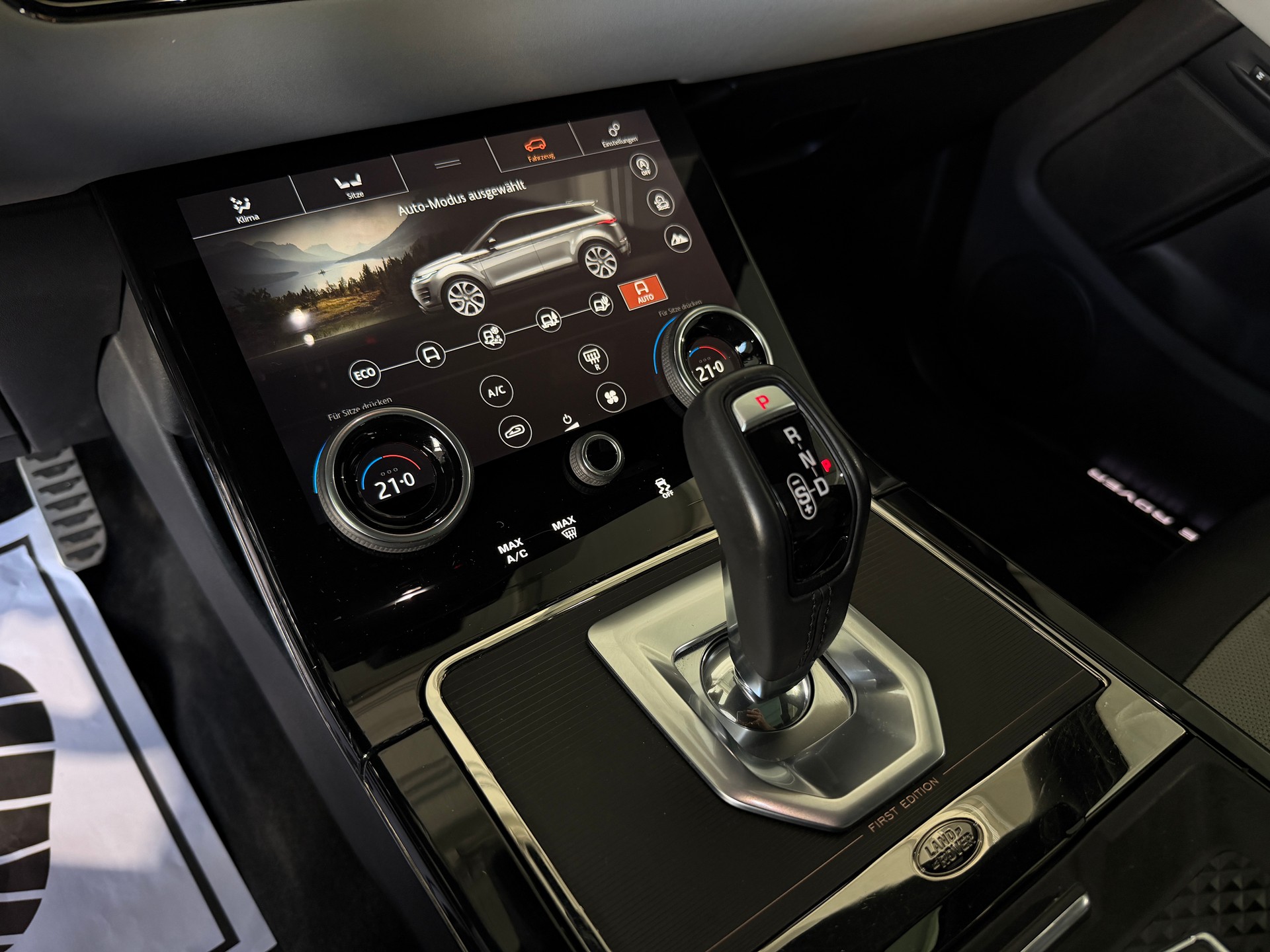 LAND ROVER Range Rover Evoque R-Dynamic First Edition P 250 HSE AT9 (CH)-image-15