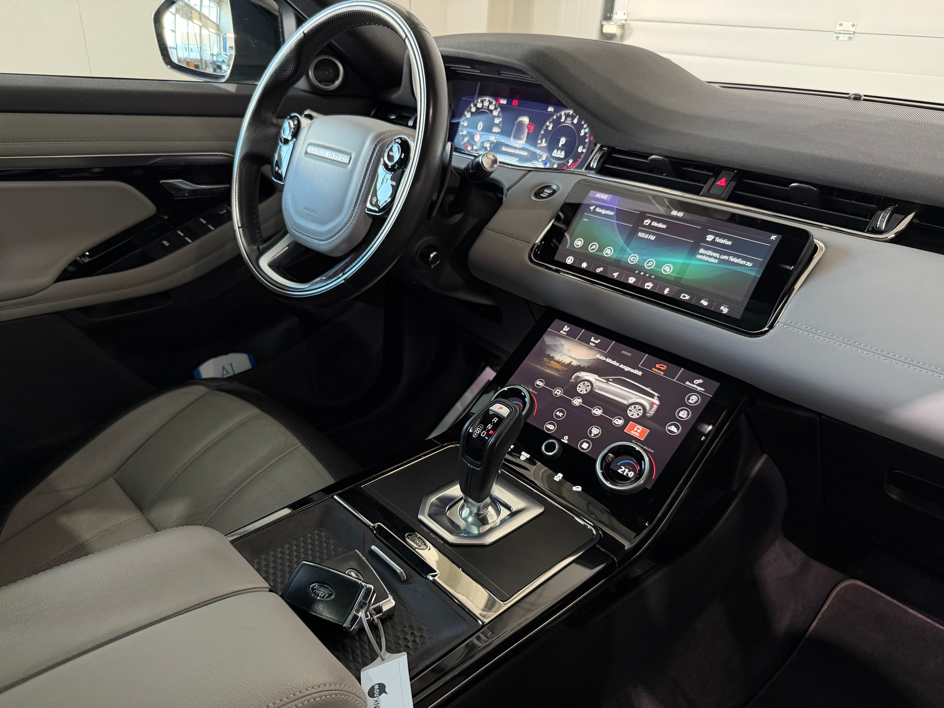 LAND ROVER Range Rover Evoque R-Dynamic First Edition P 250 HSE AT9 (CH)-image-8