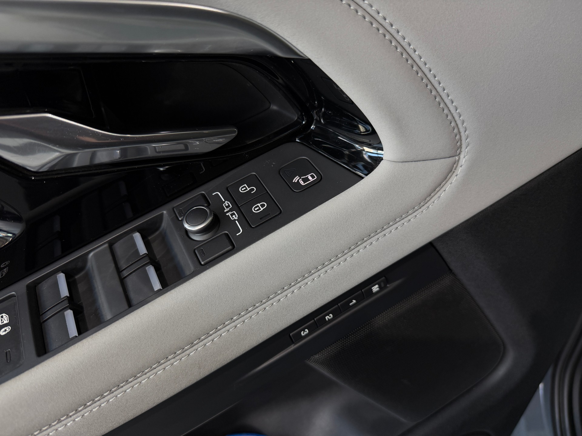 LAND ROVER Range Rover Evoque R-Dynamic First Edition P 250 HSE AT9 (CH)-image-14