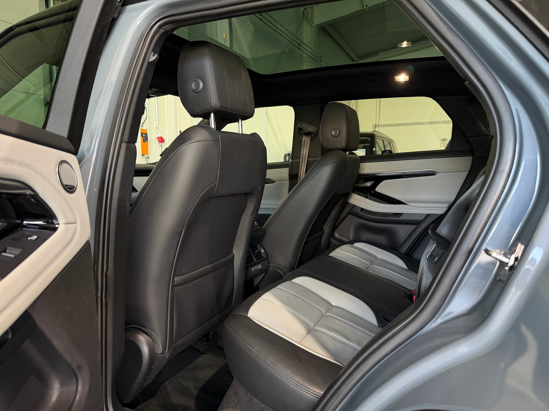 LAND ROVER Range Rover Evoque R-Dynamic First Edition P 250 HSE AT9 (CH)-image-18