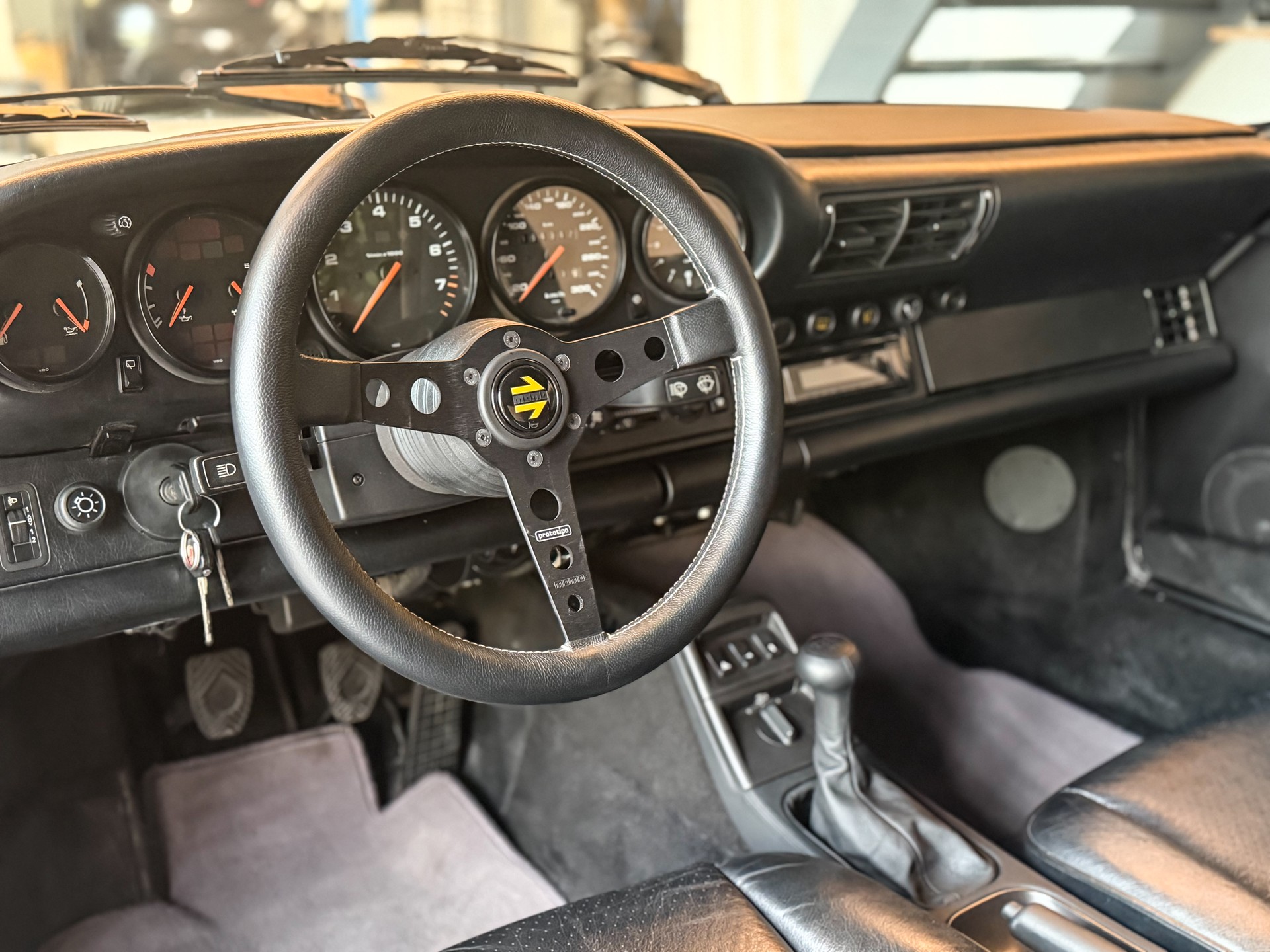 PORSCHE 911 Carrera 2-image-10