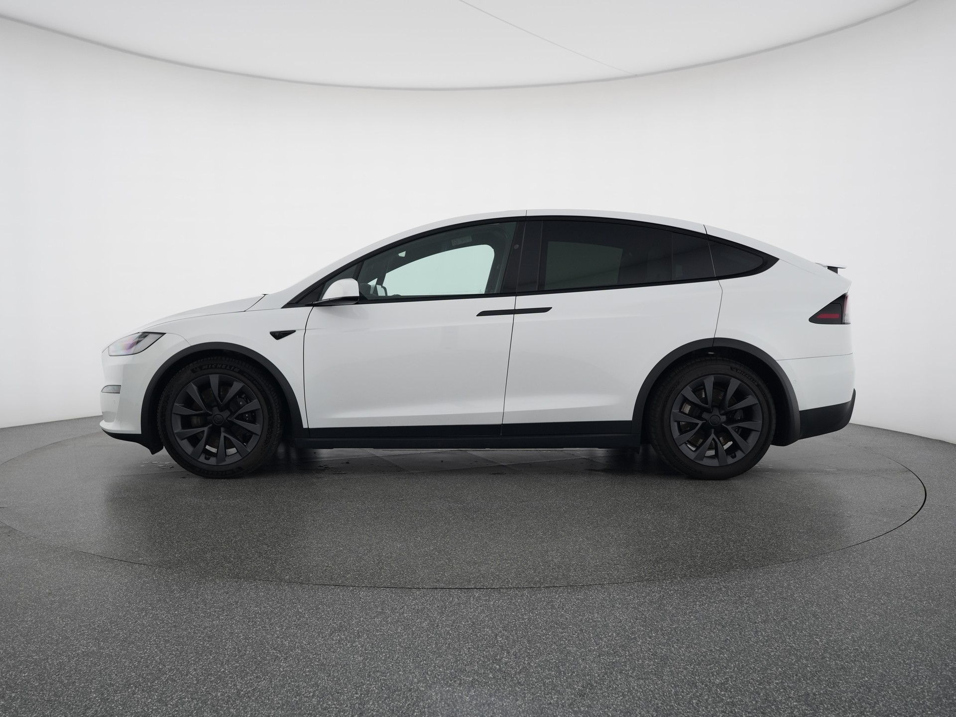 TESLA Model X Plaid-showroom-element-1