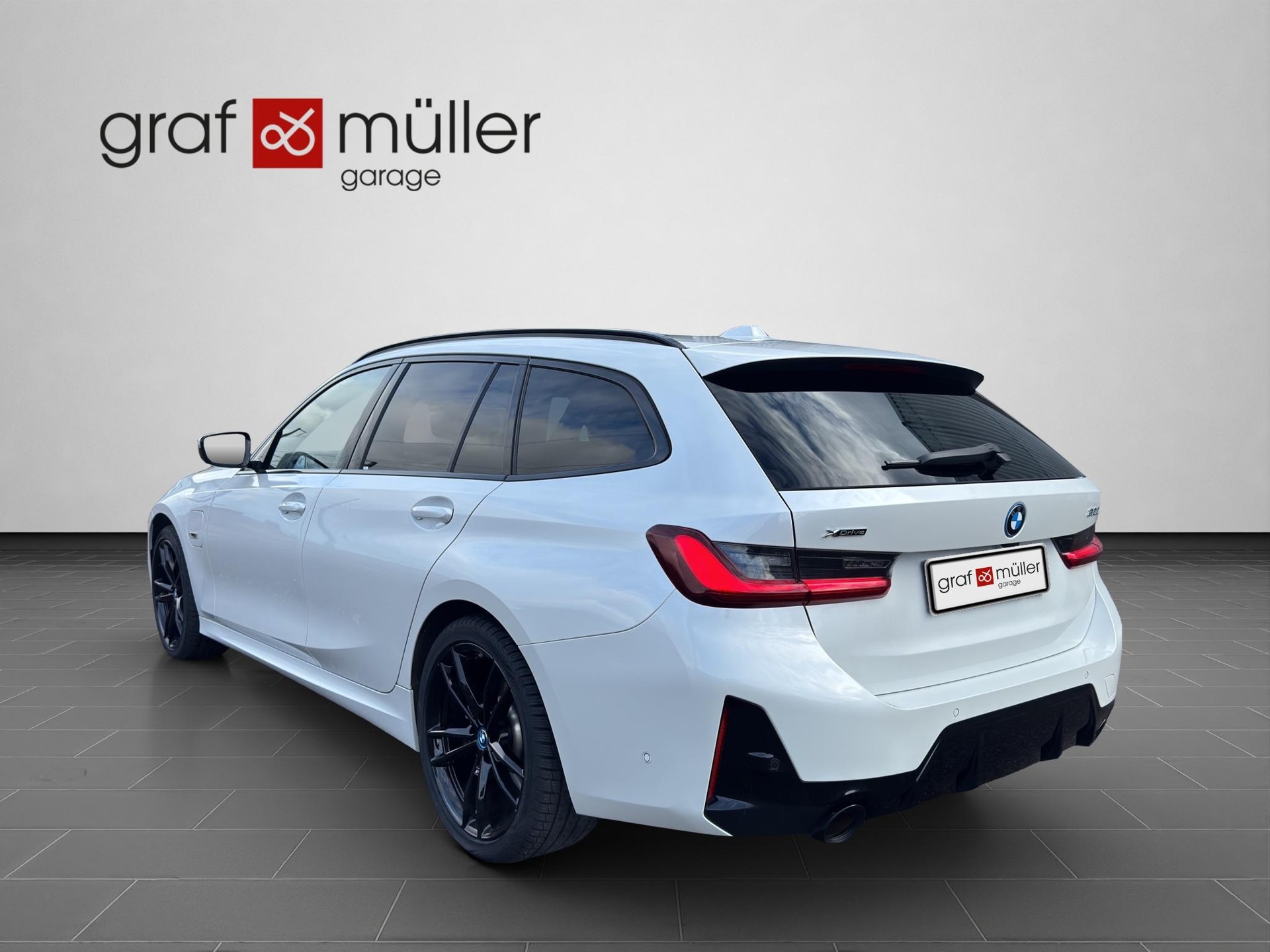 BMW 320e Touring-image-16