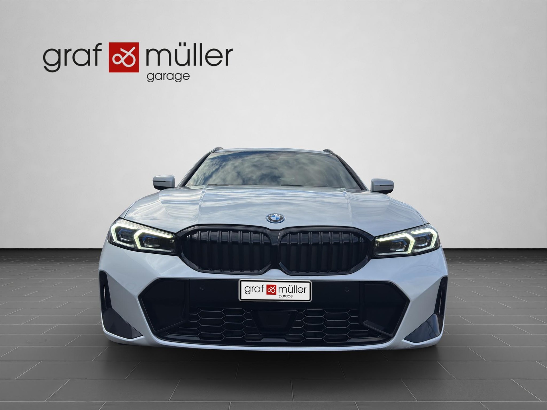 BMW 320e Touring-showroom-element-2