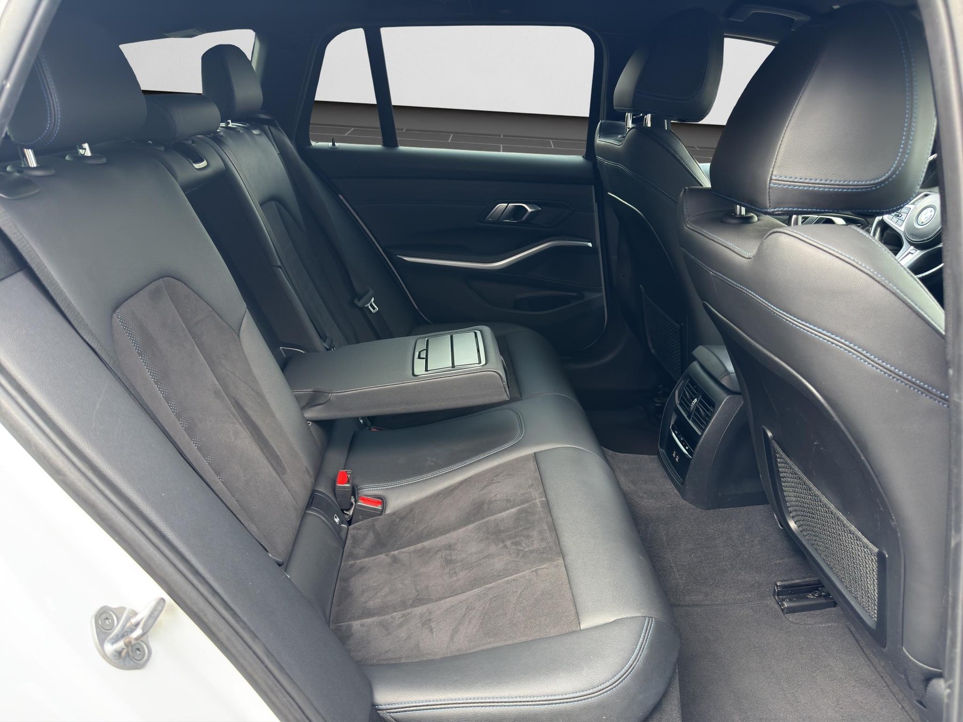 BMW 320e Touring-image-11