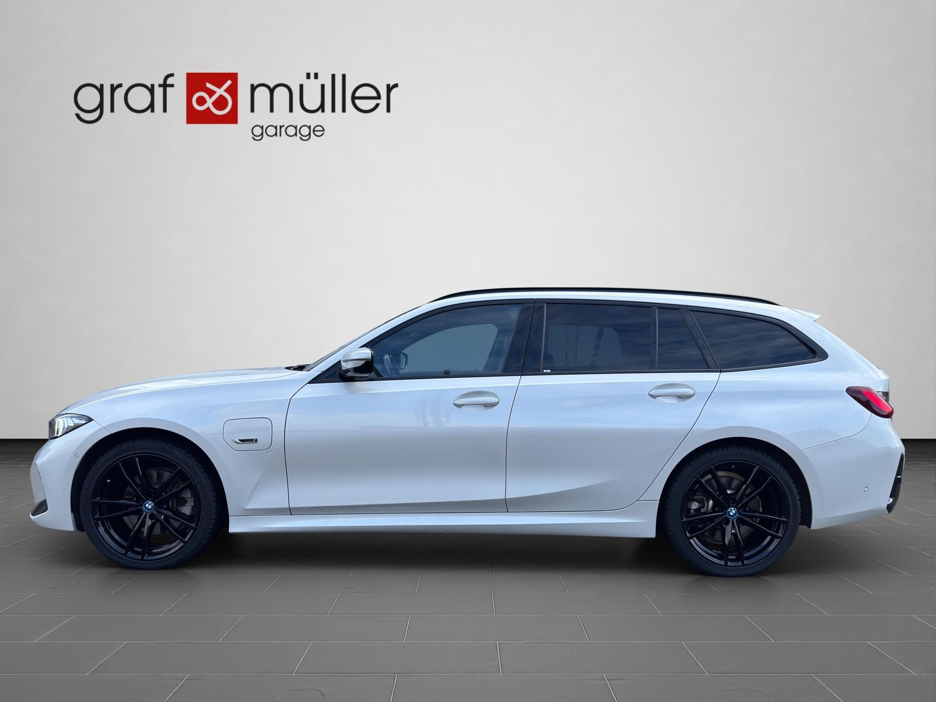 BMW 320e Touring-showroom-element-1