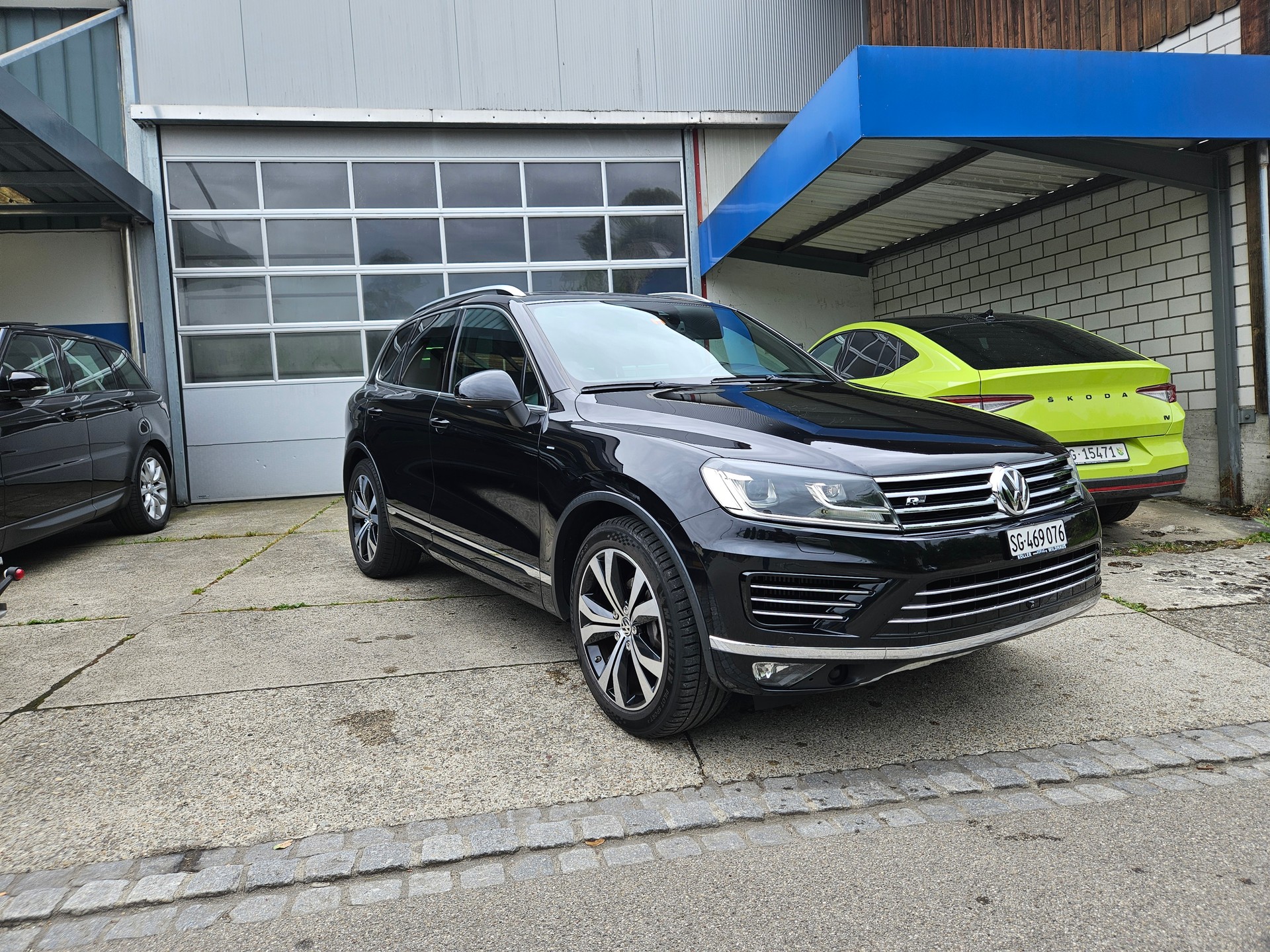 VW Touareg 3.0 TDI R-Line BlueMotion Technology Tiptronic-image-2
