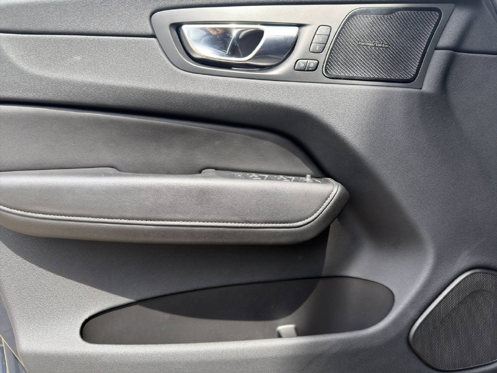VOLVO XC60 2.0 B4 MH R-Design AWD-image-6