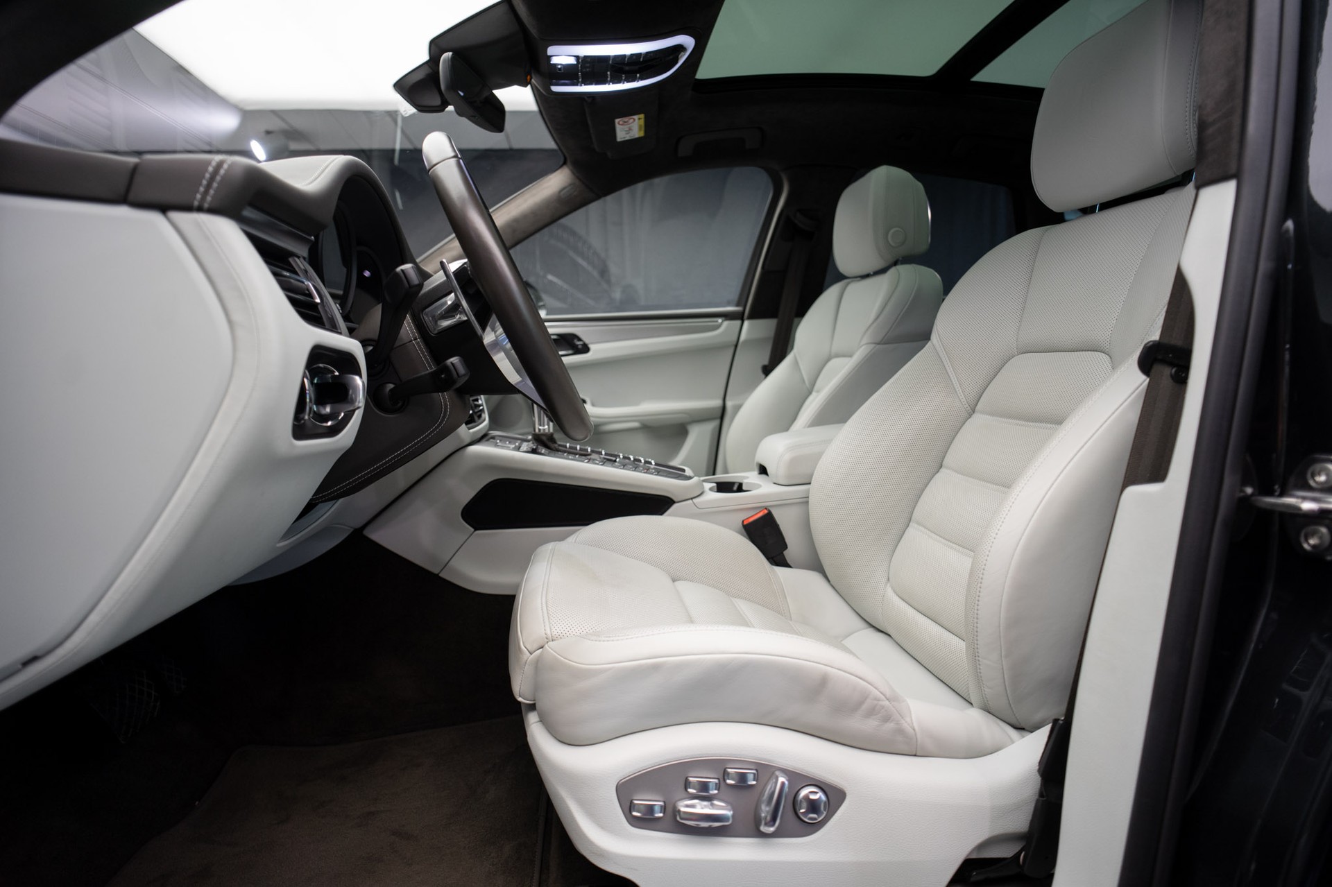 PORSCHE Macan Turbo PDK *CH-Fahrzeug* *Alcantarahimmel* *Panorama* *Chrono*-image-12