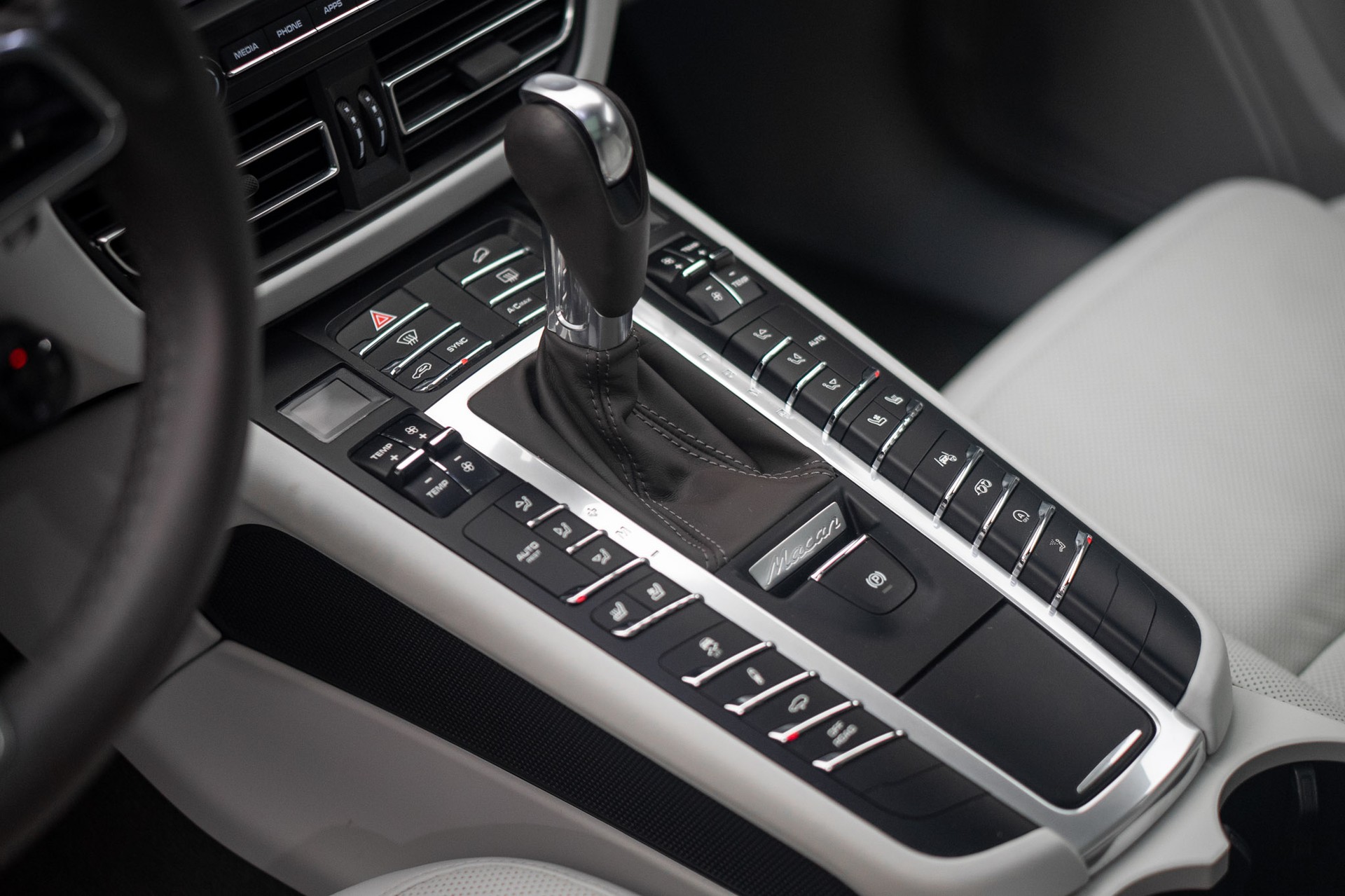PORSCHE Macan Turbo PDK *CH-Fahrzeug* *Alcantarahimmel* *Panorama* *Chrono*-image-20
