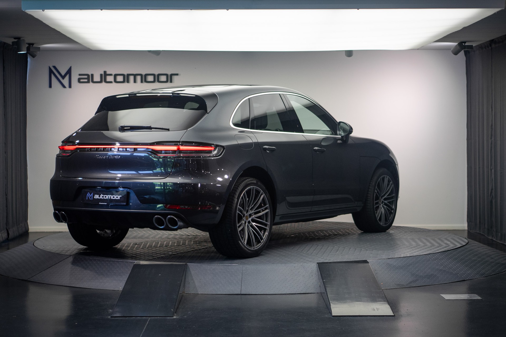 PORSCHE Macan Turbo PDK *CH-Fahrzeug* *Alcantarahimmel* *Panorama* *Chrono*-image-4