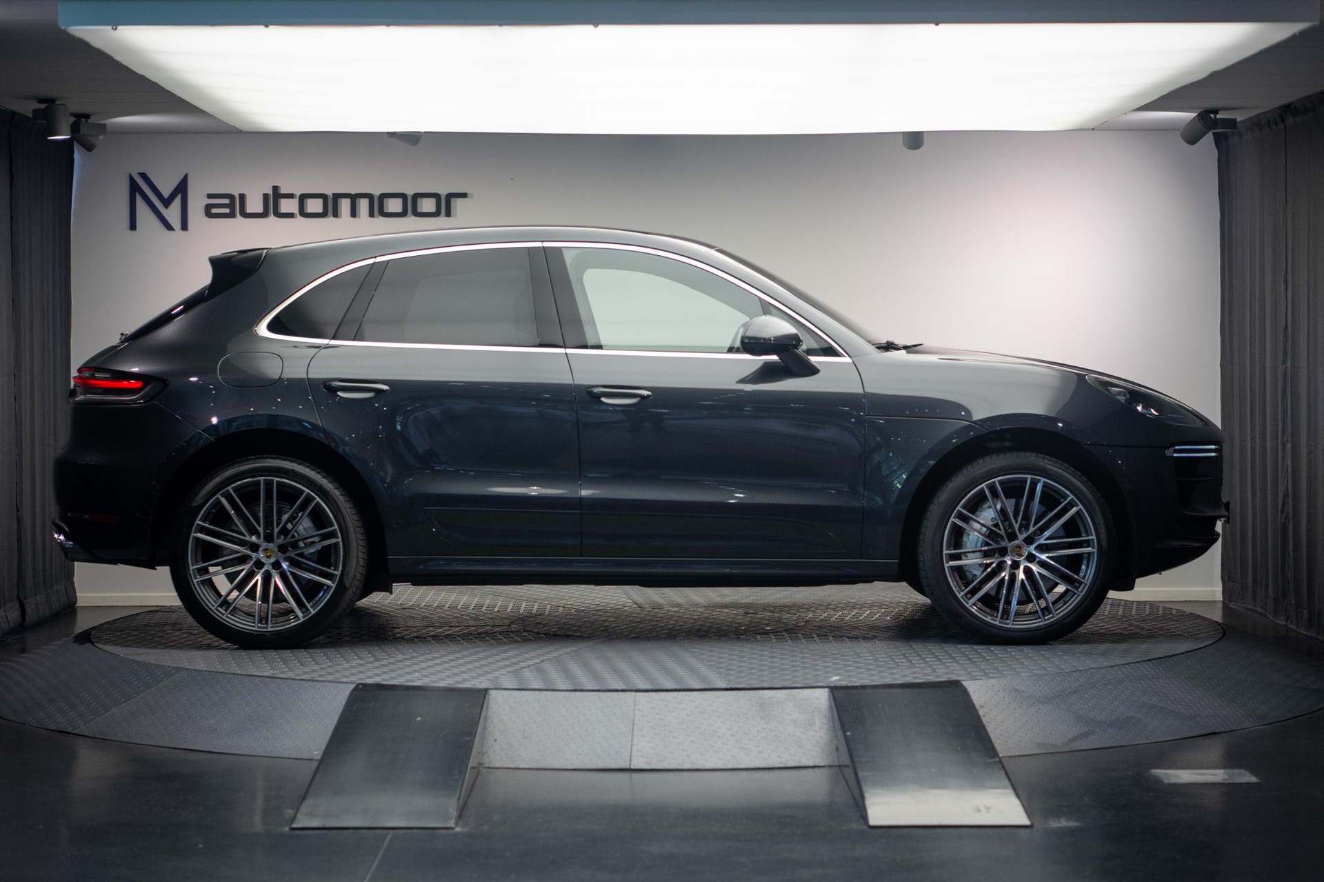PORSCHE Macan Turbo PDK *CH-Fahrzeug* *Alcantarahimmel* *Panorama* *Chrono*-showroom-element-3