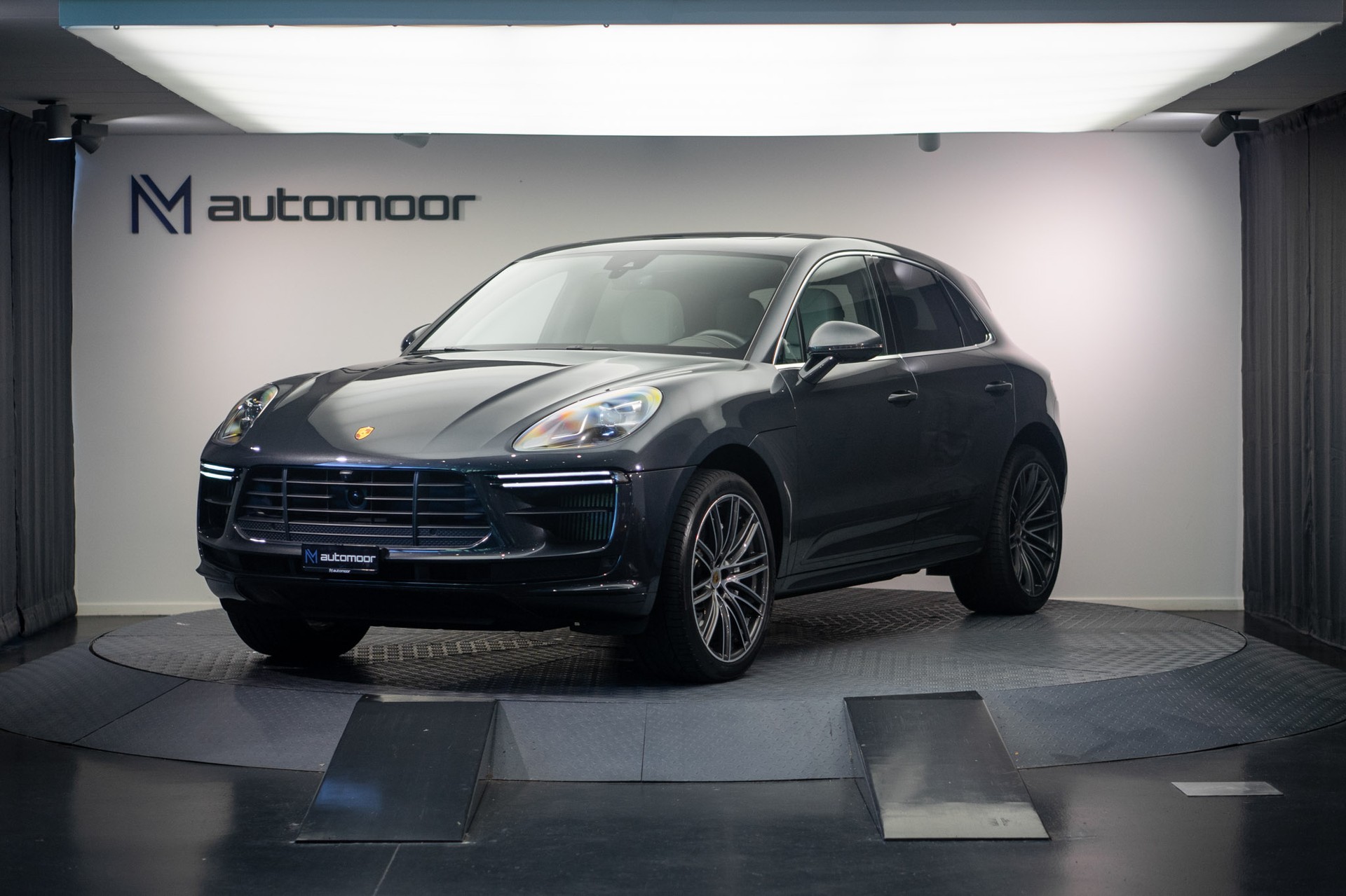 PORSCHE Macan Turbo PDK *CH-Fahrzeug* *Alcantarahimmel* *Panorama* *Chrono*