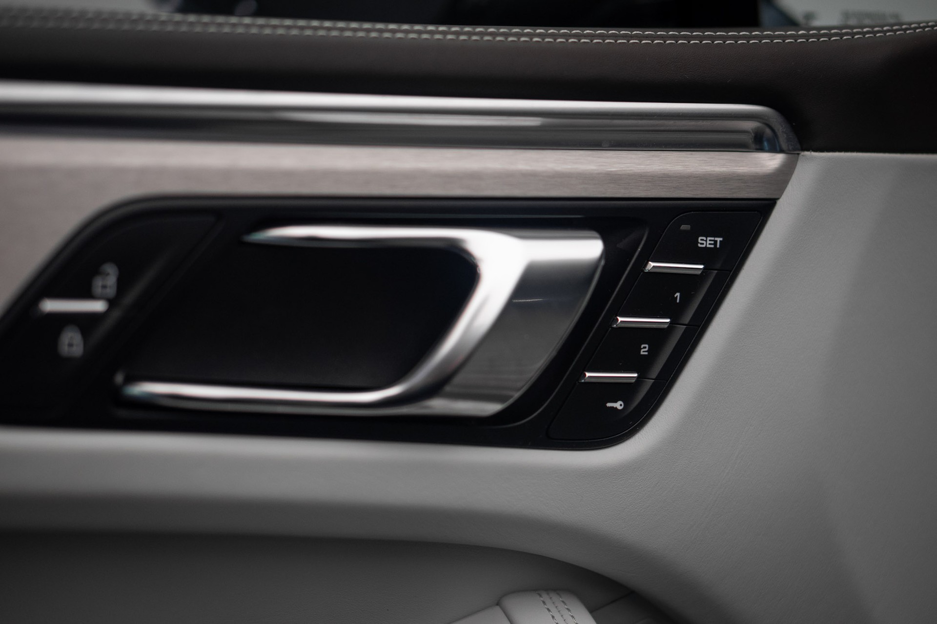 PORSCHE Macan Turbo PDK *CH-Fahrzeug* *Alcantarahimmel* *Panorama* *Chrono*-image-15
