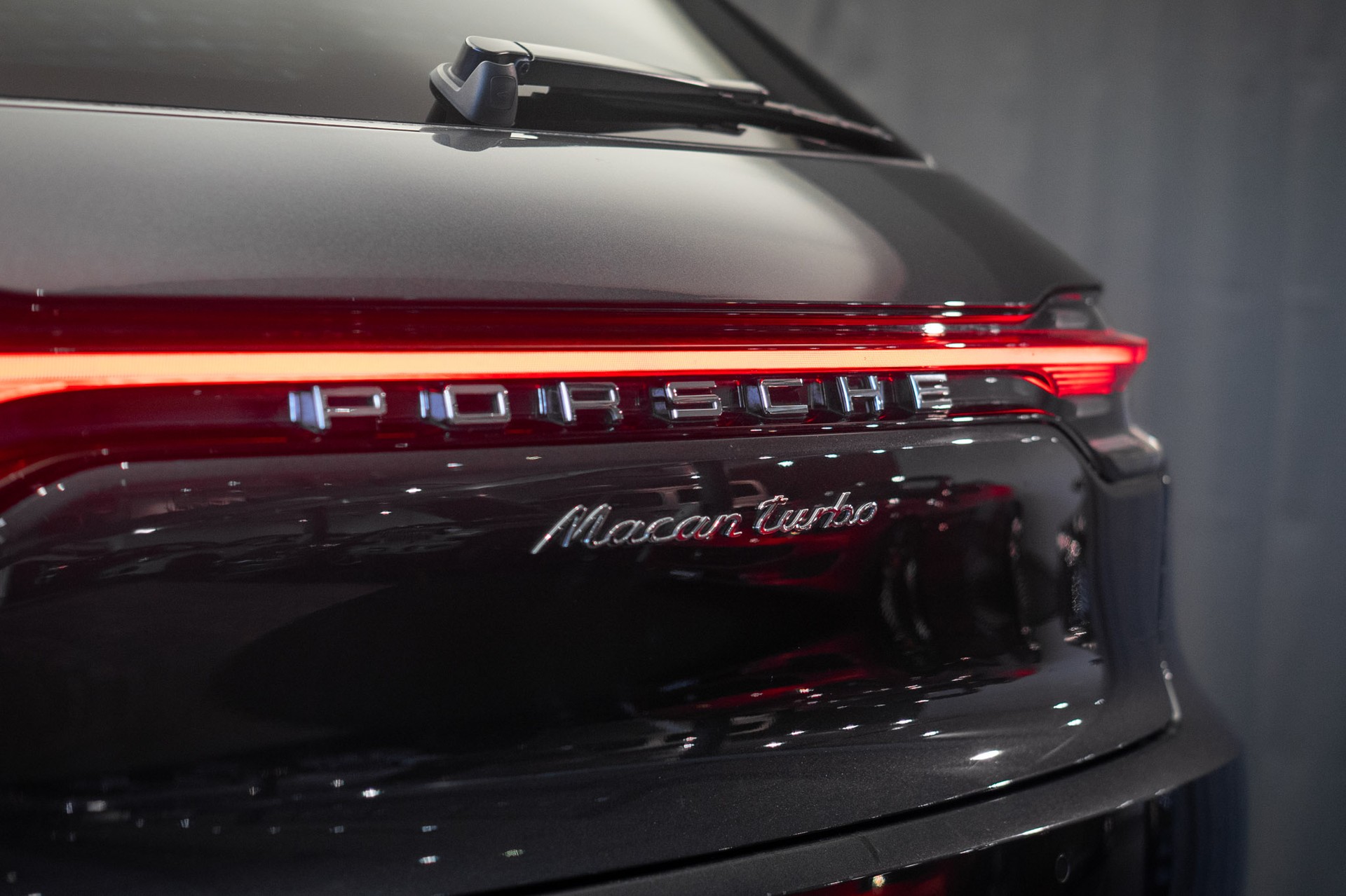 PORSCHE Macan Turbo PDK *CH-Fahrzeug* *Alcantarahimmel* *Panorama* *Chrono*-image-31