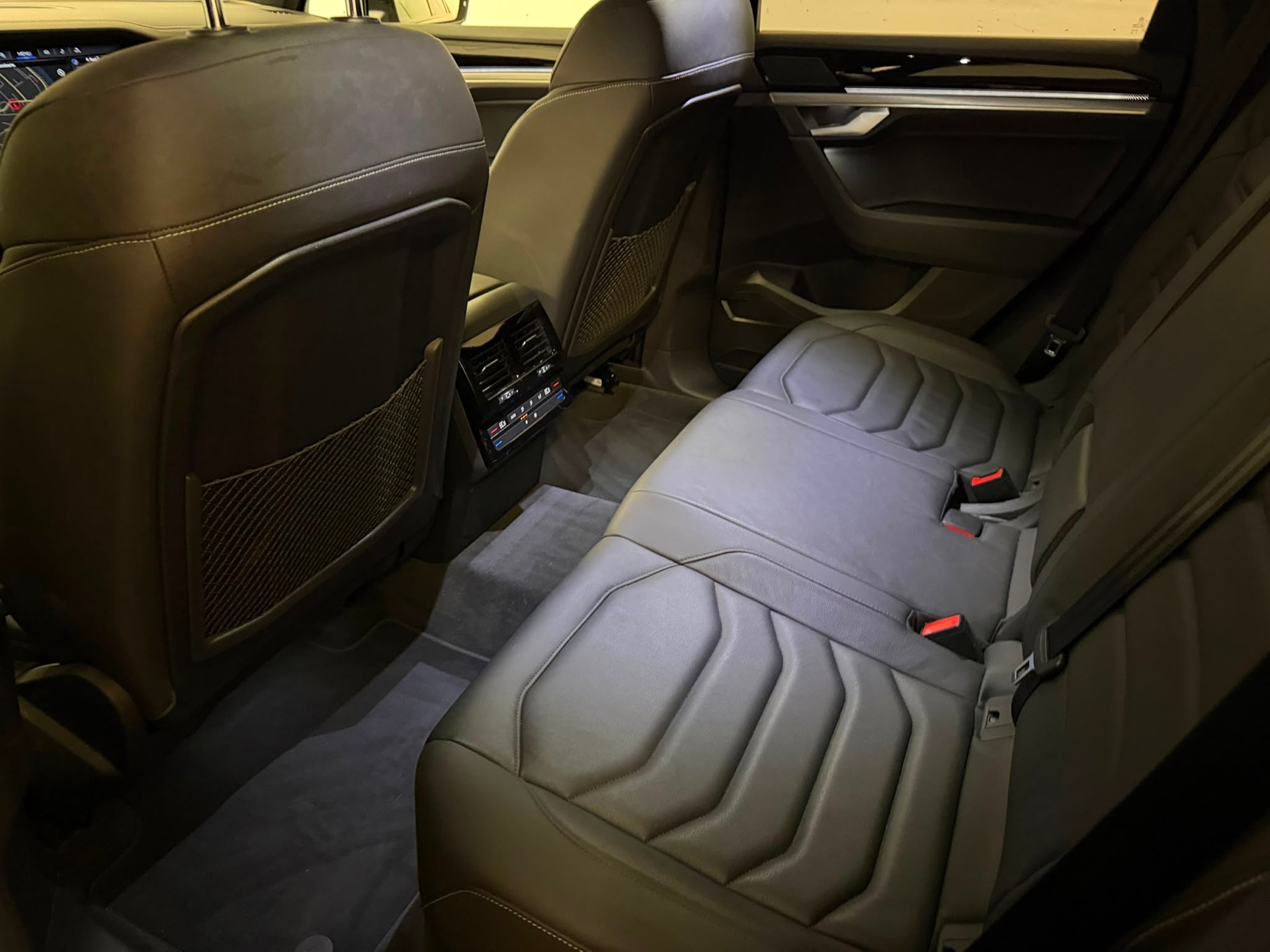 VW Touareg 3.0 TDI R Line Tiptronic CH-Fahrzeug / 1-Hand-image-10