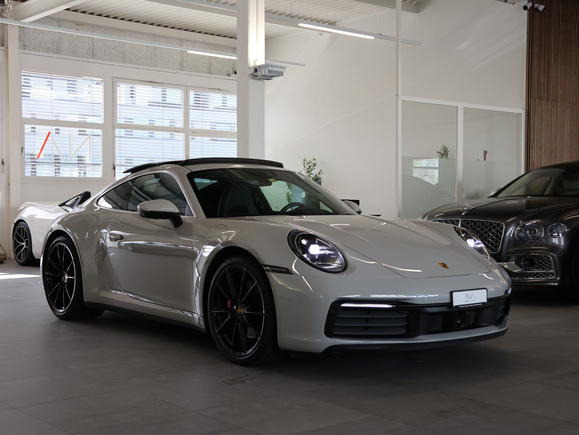 PORSCHE Porsche 911 Carrera 4S *Panoramadach* *Sitzheizung* *Bose*-showroom-element-1
