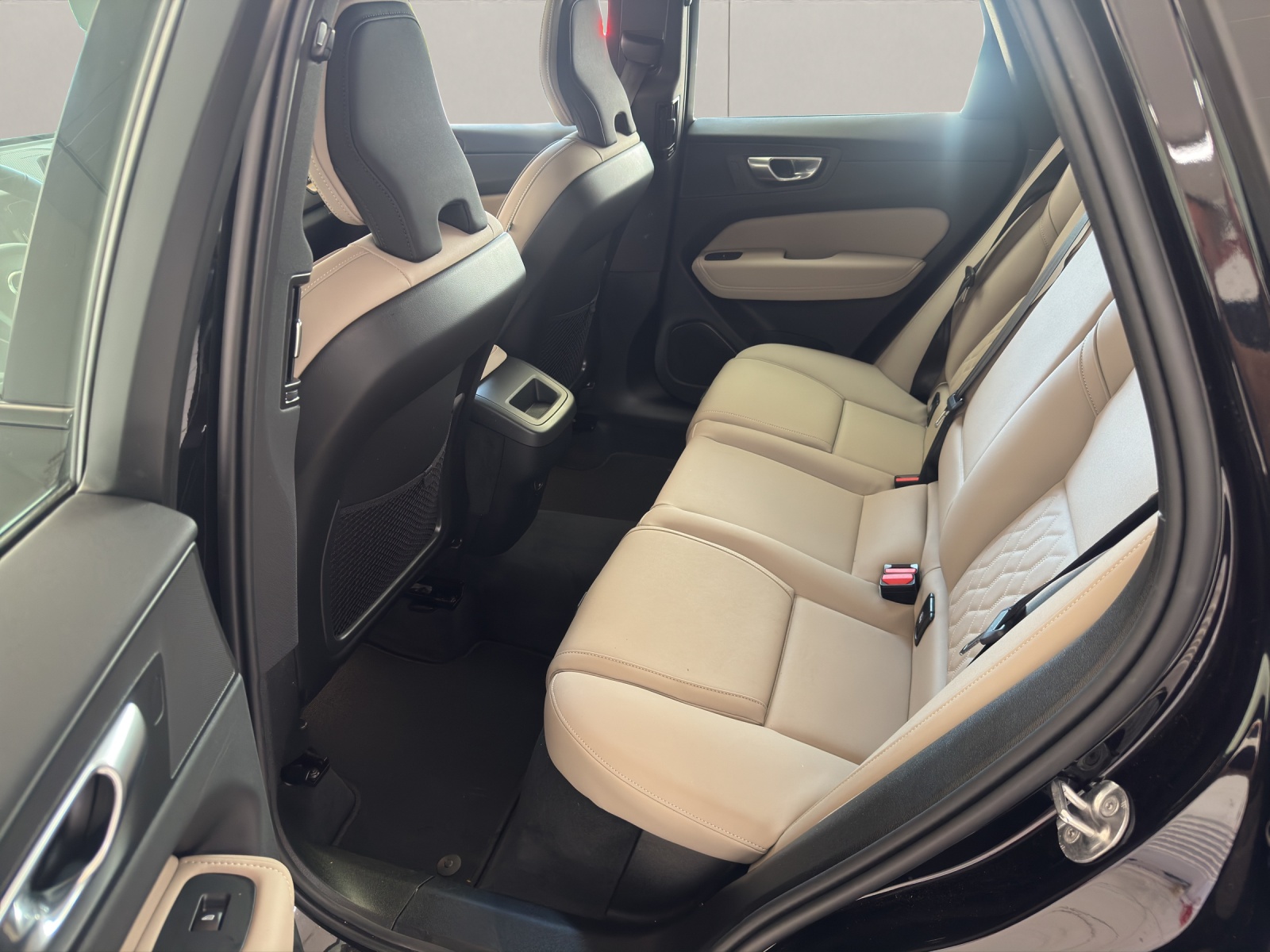 VOLVO XC60 2.0 B5 MH Plus Dark AWD-showroom-element-2