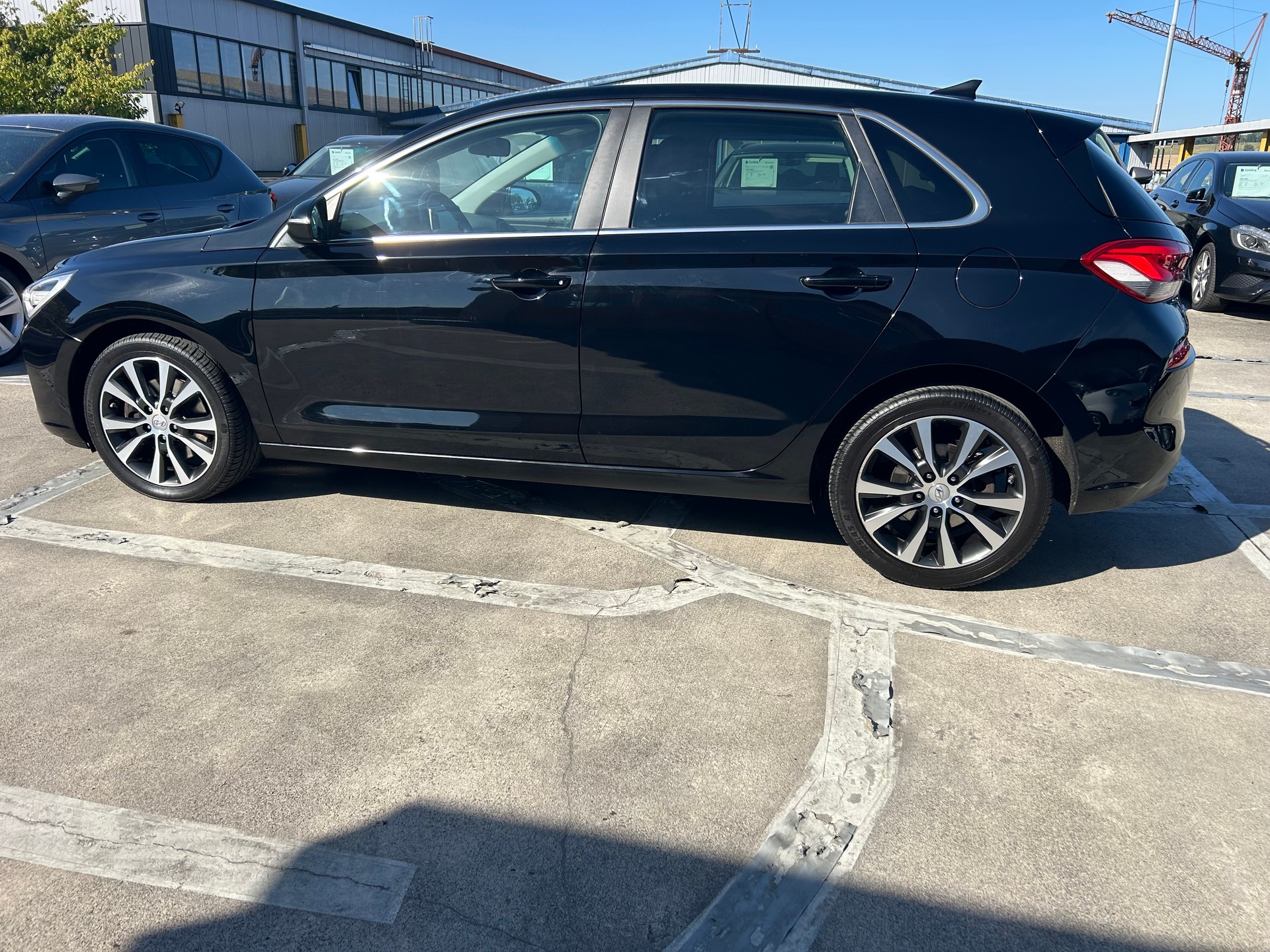 HYUNDAI i30 1.6 CRDi Launch-showroom-element-1